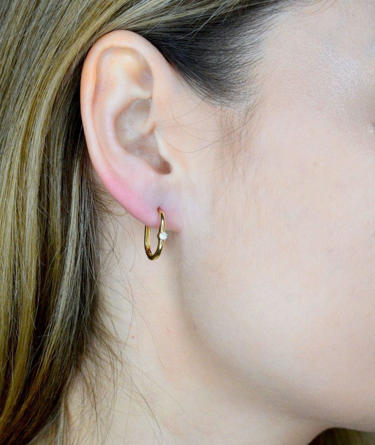 Złote kolczyki 585 owalne z ozdobną cyrkonią DIA-KLC-9735-585.  Kolczyki składają się z geometrycznego owalnego kształtu. Kolczyki wykonane zostały z żółtego złota jednego z najcenniejszych kruszców przez wieki uważanego za kwintesen.jpg