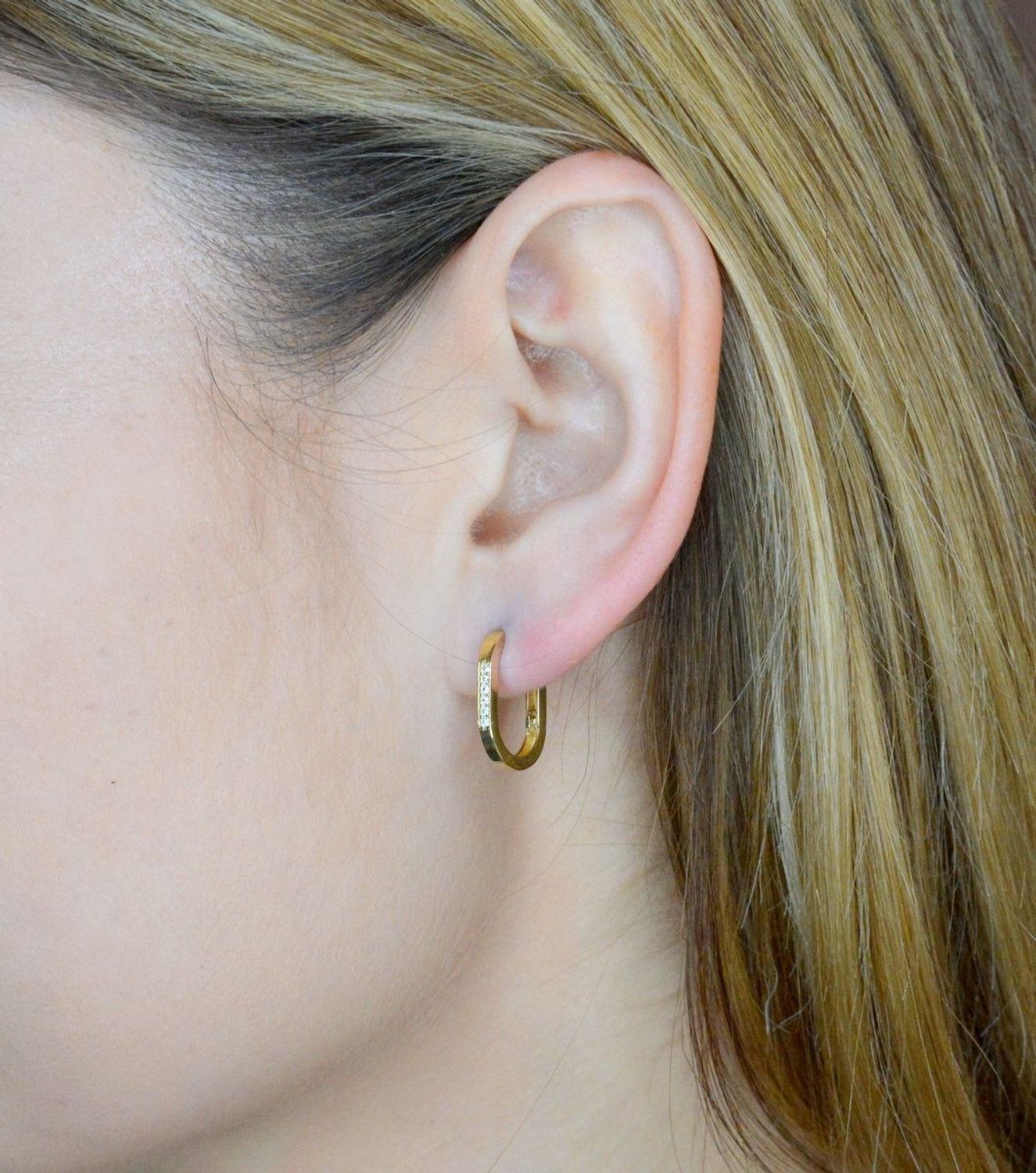 Złote kolczyki 585 owalne z cyrkoniami DIA-KLC-9736-585.  Kolczyki składają się z geometrycznego owalnego kształtu. Kolczyki wykonane zostały z żółtego złota jednego z najcenniejszych kruszców przez wieki uważanego za kwintesencję bo.jpg