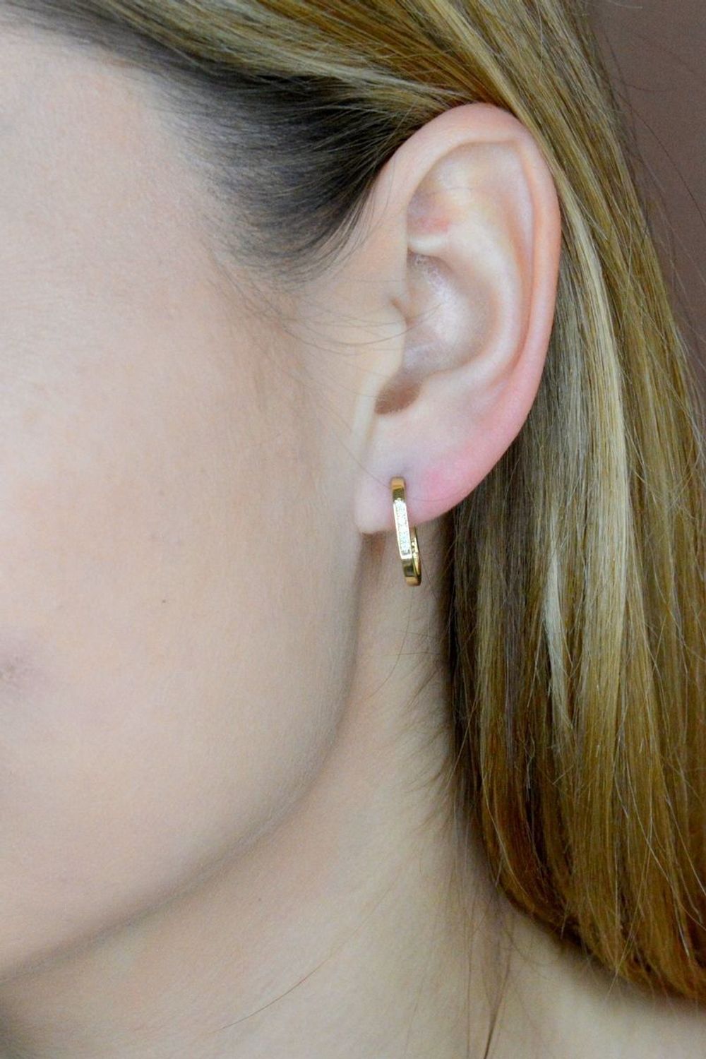 Złote kolczyki 585 owalne z cyrkoniami DIA-KLC-9736-585.  Kolczyki składają się z geometrycznego owalnego kształtu. Kolczyki wykonane zostały z żółtego złota jednego z najcenniejszych kruszców przez wieki uważanego za kwintesencję bo.jpg