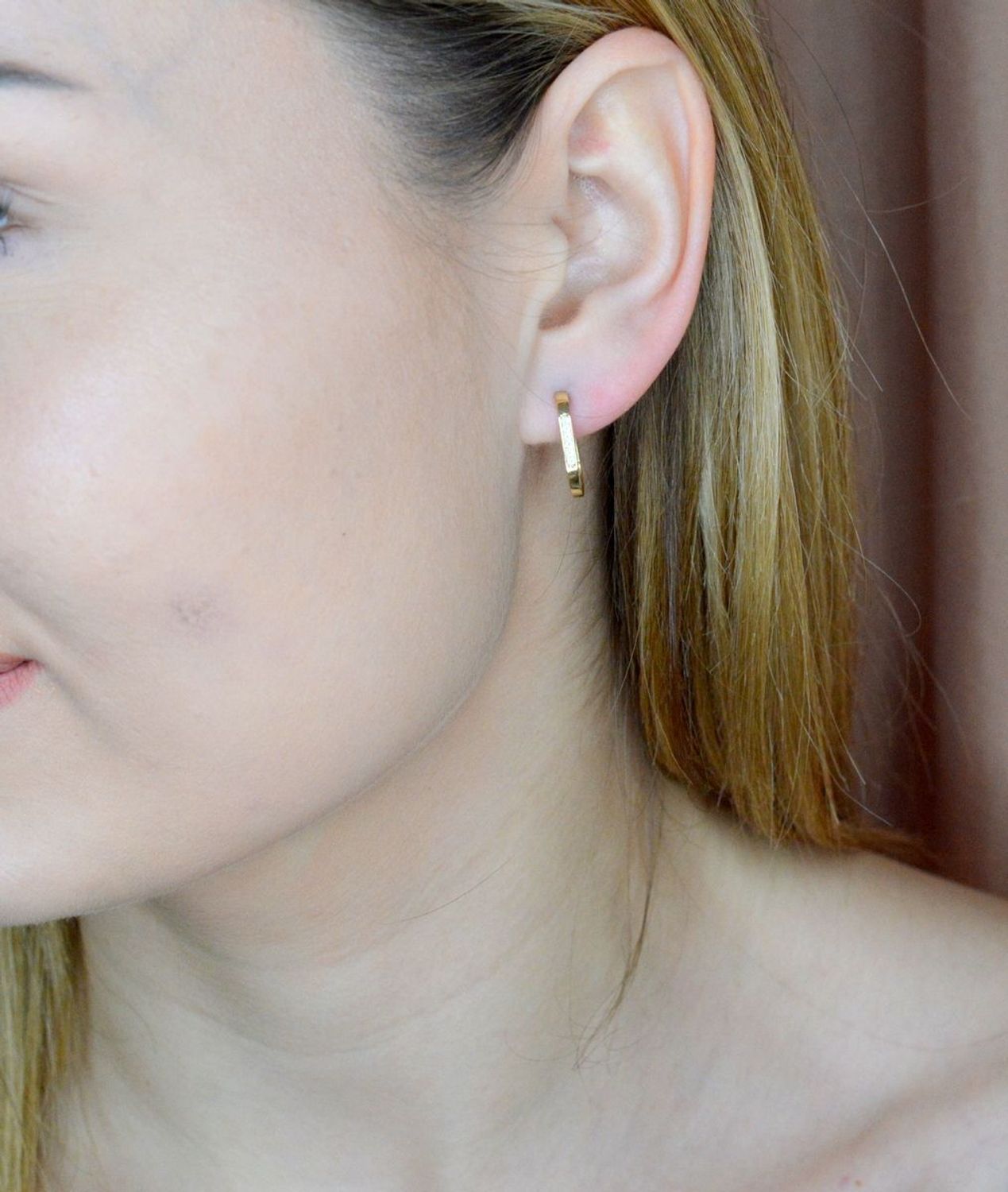 Złote kolczyki 585 owalne z cyrkoniami DIA-KLC-9736-585.  Kolczyki składają się z geometrycznego owalnego kształtu. Kolczyki wykonane zostały z żółtego złota jednego z najcenniejszych kruszców przez wieki uważanego za kwintesencję bo.jpg