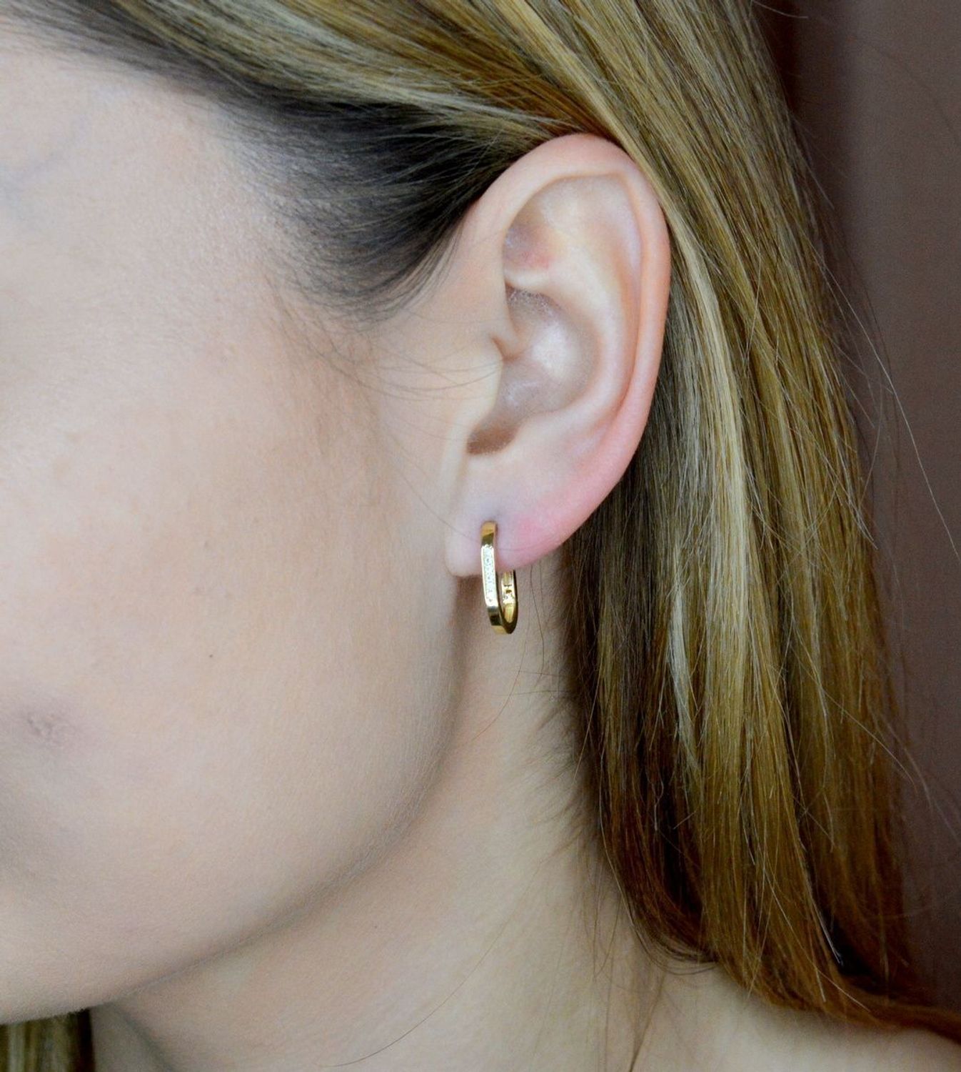 Złote kolczyki 585 owalne z cyrkoniami DIA-KLC-9736-585.  Kolczyki składają się z geometrycznego owalnego kształtu. Kolczyki wykonane zostały z żółtego złota jednego z najcenniejszych kruszców przez wieki uważanego za kwintesencję bo.jpg