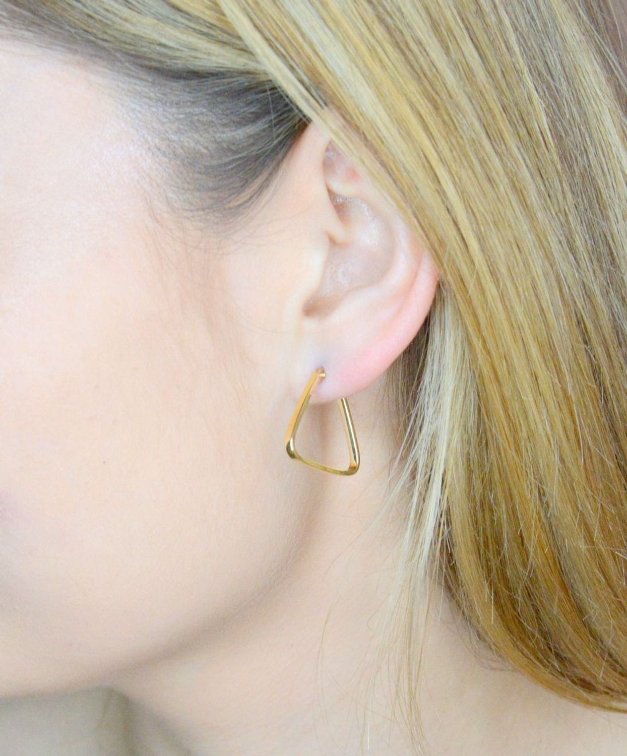 Złote kolczyki 585 klasyczne wiszące trójkąty DIA-KLC-9738-585. Efektowne złote kolczyki to jeden z ulubionych współczesnych motywów jubilerskich. Biżuteria, która przyciąga wzrok i zachwyca jakością wykonania. Kolczyki trójkąty na p.jpg