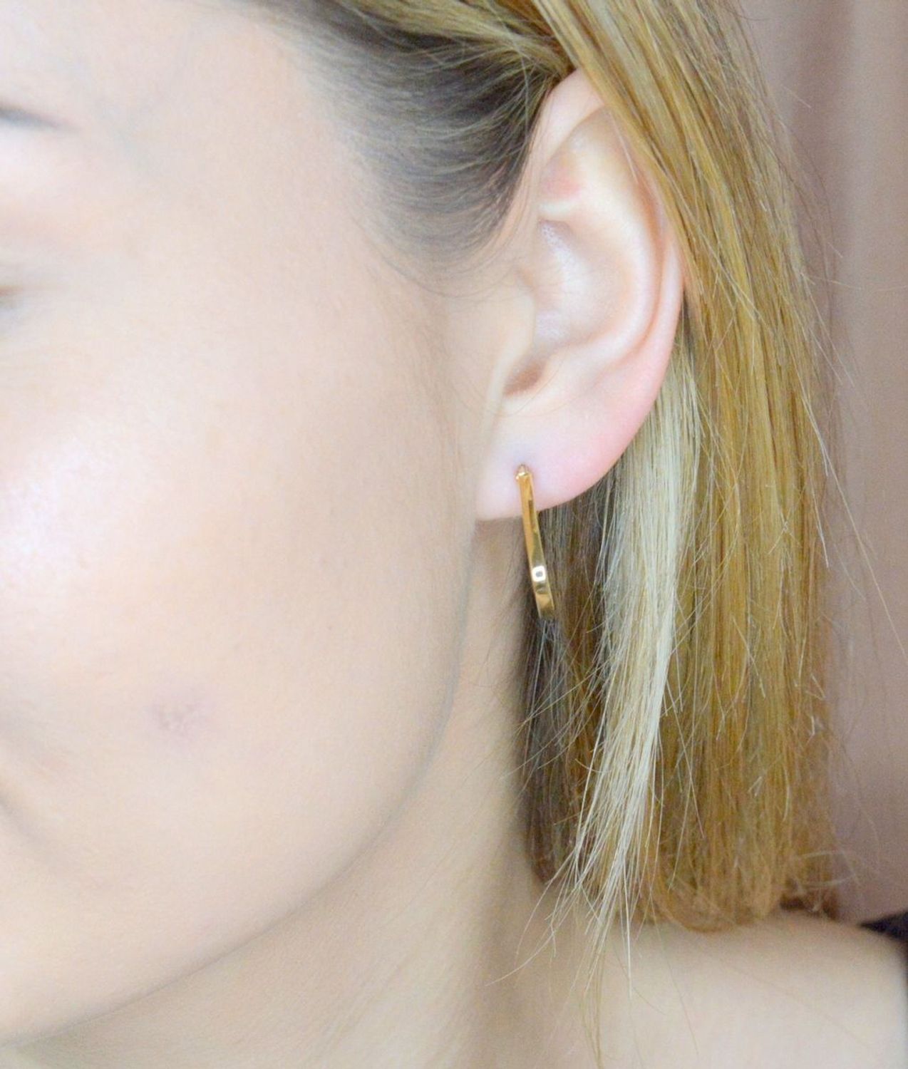 Złote kolczyki 585 klasyczne wiszące trójkąty DIA-KLC-9738-585. Efektowne złote kolczyki to jeden z ulubionych współczesnych motywów jubilerskich. Biżuteria, która przyciąga wzrok i zachwyca jakością wykonania. Kolczyki trójkąty na p.jpg