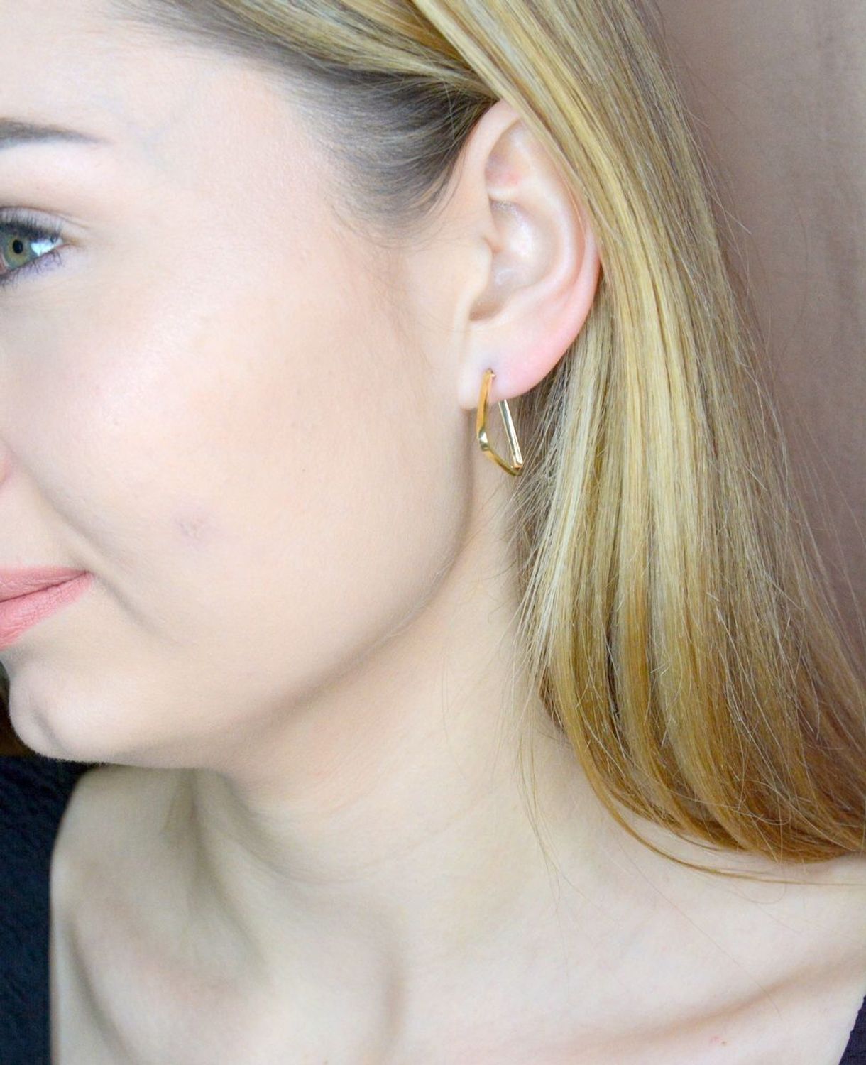 Złote kolczyki 585 klasyczne wiszące trójkąty DIA-KLC-9738-585. Efektowne złote kolczyki to jeden z ulubionych współczesnych motywów jubilerskich. Biżuteria, która przyciąga wzrok i zachwyca jakością wykonania. Kolczyki trójkąty na p.jpg