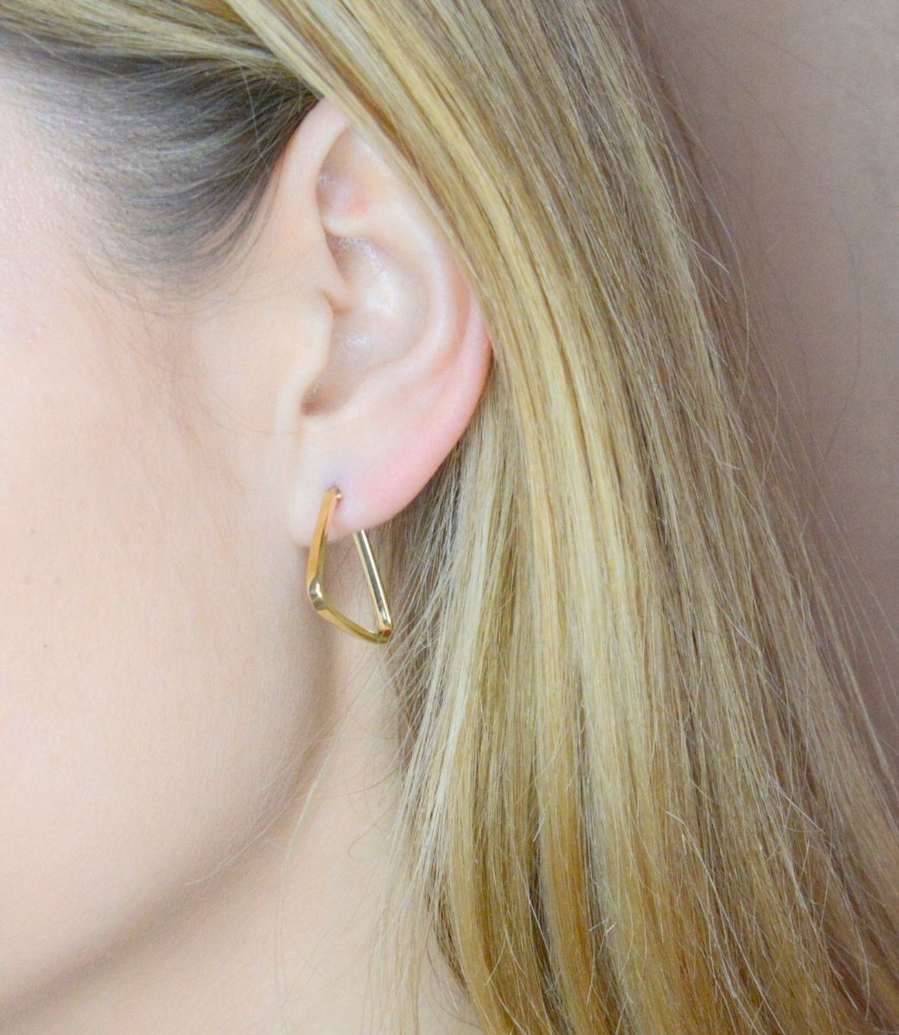 Złote kolczyki 585 klasyczne wiszące trójkąty DIA-KLC-9738-585. Efektowne złote kolczyki to jeden z ulubionych współczesnych motywów jubilerskich. Biżuteria, która przyciąga wzrok i zachwyca jakością wykonania. Kolczyki trójkąty na p.jpg