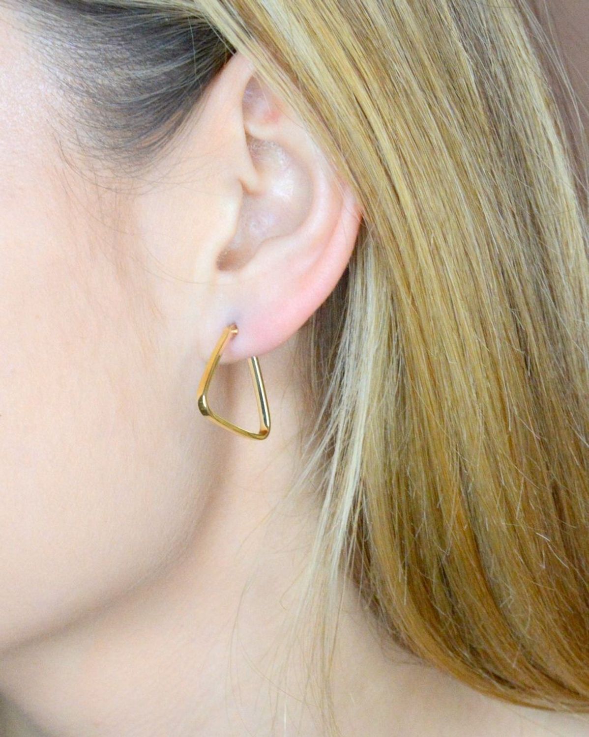 Złote kolczyki 585 klasyczne wiszące trójkąty DIA-KLC-9738-585. Efektowne złote kolczyki to jeden z ulubionych współczesnych motywów jubilerskich. Biżuteria, która przyciąga wzrok i zachwyca jakością wykonania. Kolczyki trójkąty na p.jpg