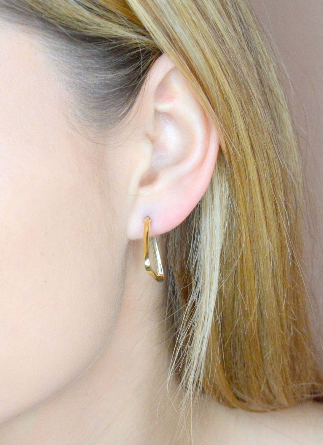 Złote kolczyki 585 klasyczne wiszące trójkąty DIA-KLC-9738-585. Efektowne złote kolczyki to jeden z ulubionych współczesnych motywów jubilerskich. Biżuteria, która przyciąga wzrok i zachwyca jakością wykonania. Kolczyki trójkąty na p.jpg