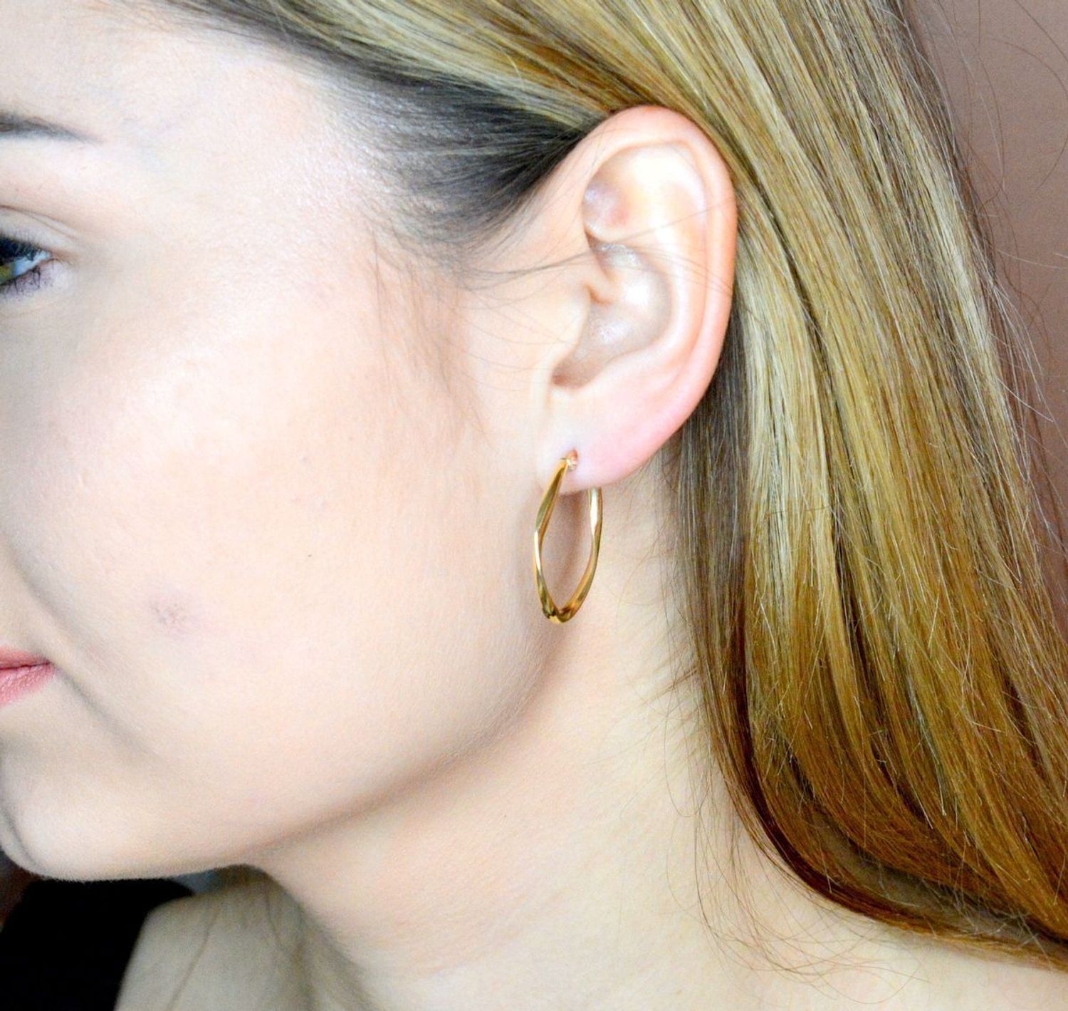 Złote kolczyki 585 klasyczne owalne DIA-KLC-9739-585. Kolczyki składają się z geometrycznego owalnego kształtu. Kolczyki wykonane zostały z żółtego złota jednego z najcenniejszych kruszców przez wieki uważanego za kwintesencję bogact.jpg