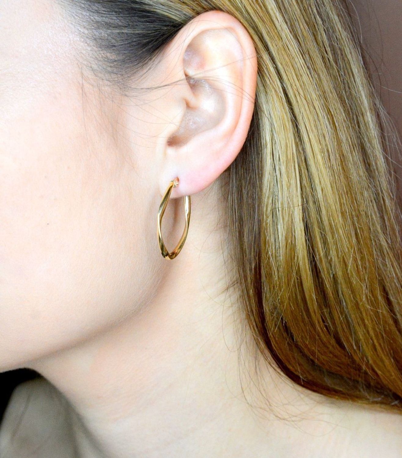 Złote kolczyki 585 klasyczne owalne DIA-KLC-9739-585. Kolczyki składają się z geometrycznego owalnego kształtu. Kolczyki wykonane zostały z żółtego złota jednego z najcenniejszych kruszców przez wieki uważanego za kwintesencję bogact.jpg