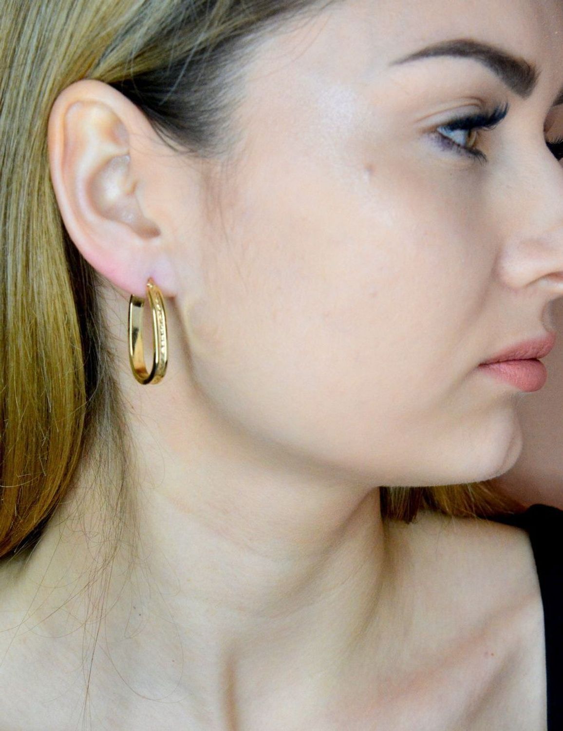 Złote kolczyki 585 duże owalne z ozdobnym grawerowaniem DIA-KLC-9740-585.  Kolczyki wykonane zostały z żółtego złota jednego z najcenniejszych kruszców przez wieki uważanego za kwintesencję bogactwa i luksusu. Kolczyki idealne na pre.jpg