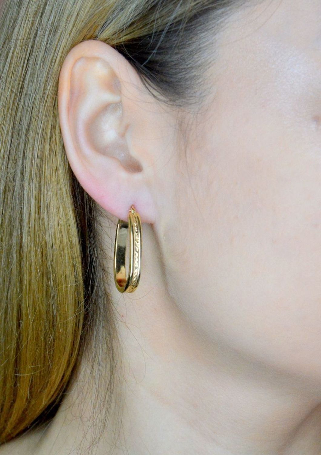 Złote kolczyki 585 duże owalne z ozdobnym grawerowaniem DIA-KLC-9740-585.  Kolczyki wykonane zostały z żółtego złota jednego z najcenniejszych kruszców przez wieki uważanego za kwintesencję bogactwa i luksusu. Kolczyki idealne na pre.jpg