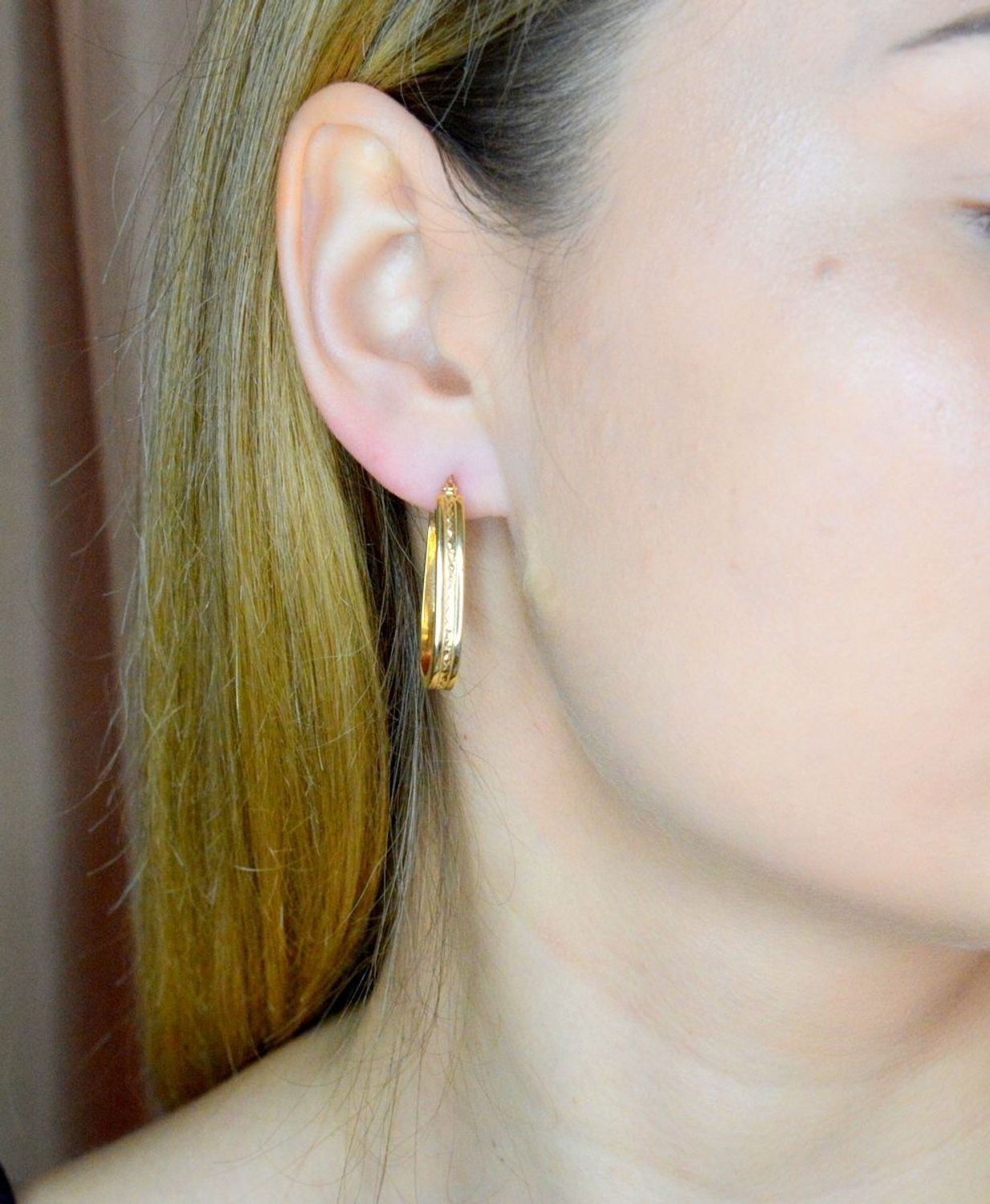 Złote kolczyki 585 duże owalne z ozdobnym grawerowaniem DIA-KLC-9740-585.  Kolczyki wykonane zostały z żółtego złota jednego z najcenniejszych kruszców przez wieki uważanego za kwintesencję bogactwa i luksusu. Kolczyki idealne na pre.jpg