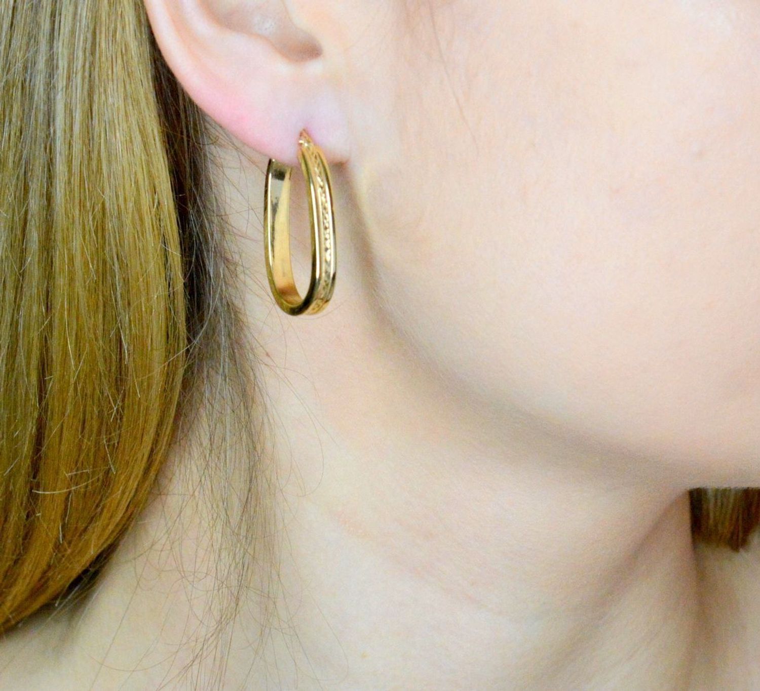 Złote kolczyki 585 duże owalne z ozdobnym grawerowaniem DIA-KLC-9740-585.  Kolczyki wykonane zostały z żółtego złota jednego z najcenniejszych kruszców przez wieki uważanego za kwintesencję bogactwa i luksusu. Kolczyki idealne na pre.jpg