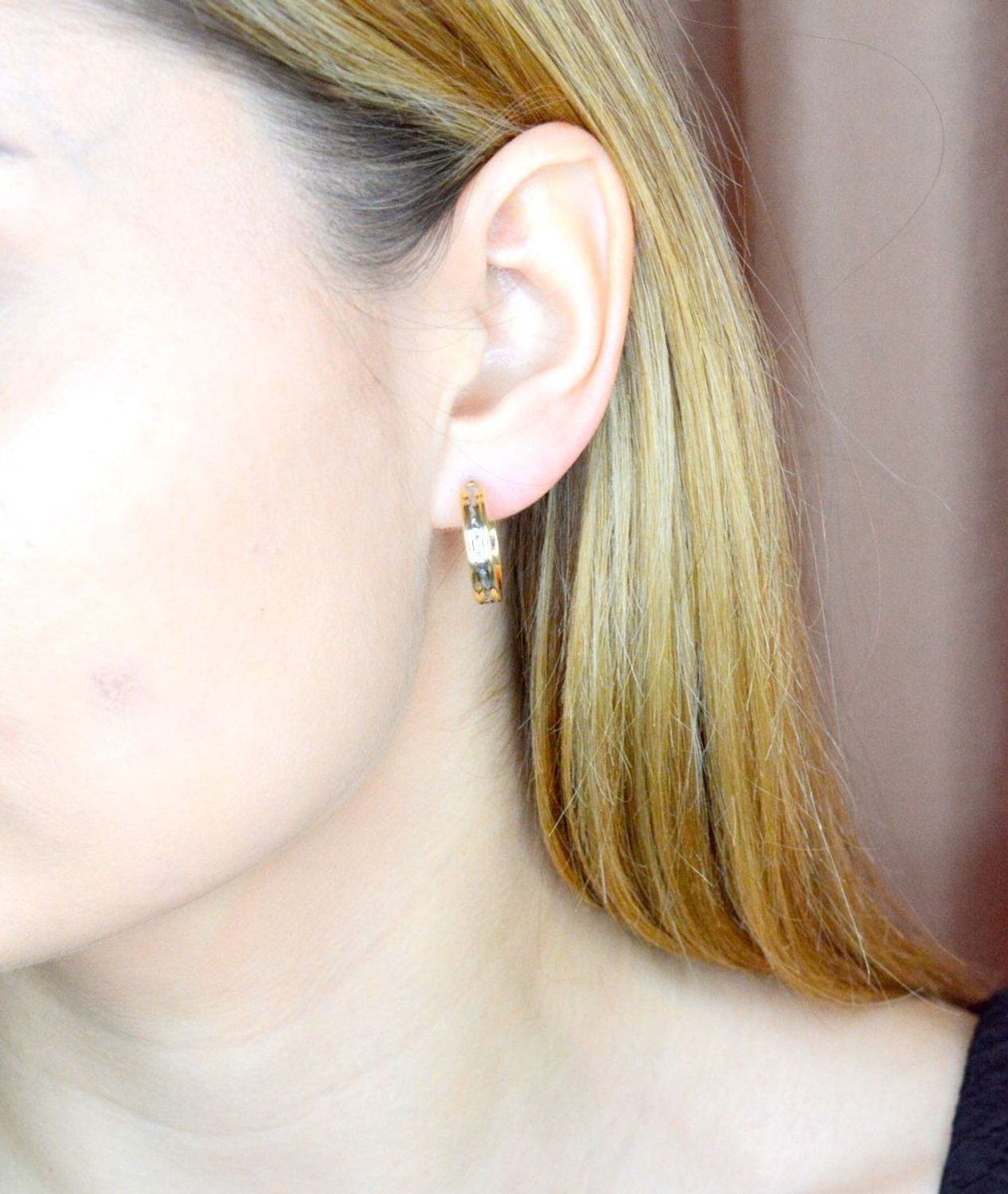 Złote kolczyki 585 kółeczka z białym złotem DIA-KLC-9741-585.  Złote kolczyki grawerowane z dodatkiem białego złota wykonane z 8 karatowego żółtego i białego złota. Biżuteria o ponadczasowym wzorze, która będzie idealnym prezentem..jpg