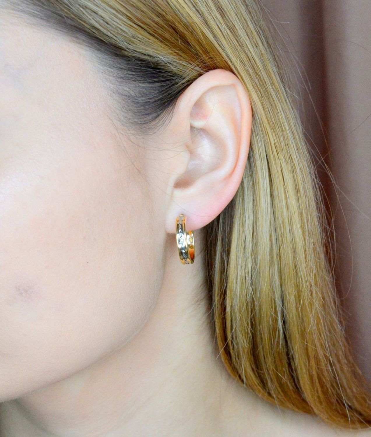 Złote kolczyki 585 kółeczka z białym złotem DIA-KLC-9741-585.  Złote kolczyki grawerowane z dodatkiem białego złota wykonane z 8 karatowego żółtego i białego złota. Biżuteria o ponadczasowym wzorze, która będzie idealnym prezentem..jpg