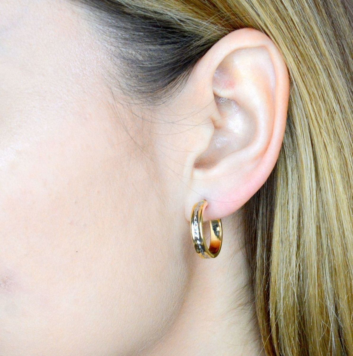 Złote kolczyki 585 kółeczka z białym złotem DIA-KLC-9741-585.  Złote kolczyki grawerowane z dodatkiem białego złota wykonane z 8 karatowego żółtego i białego złota. Biżuteria o ponadczasowym wzorze, która będzie idealnym prezentem..jpg