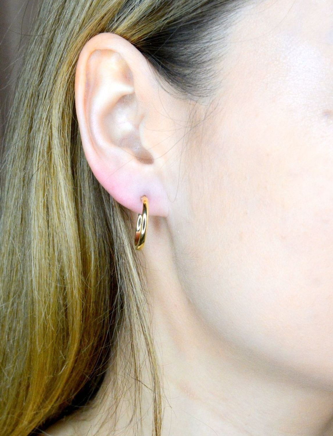 Złote kolczyki kółeczka 585 średnica 18 mm DIA-KLC-9742-585. Złote kolczyki gładkie koła wykonane z 14 karatowego żółtego złota. Biżuteria o ponadczasowym wzorze, która będzie idealnym prezentem. Gładkie kolczyki koła to klasyczny .jpg