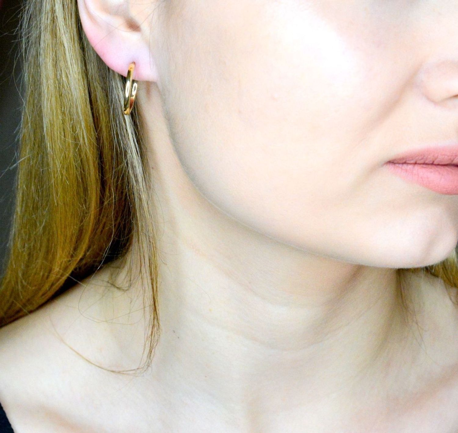 Złote kolczyki kółeczka 585 średnica 18 mm DIA-KLC-9742-585. Złote kolczyki gładkie koła wykonane z 14 karatowego żółtego złota. Biżuteria o ponadczasowym wzorze, która będzie idealnym prezentem. Gładkie kolczyki koła to klasyczny .jpg