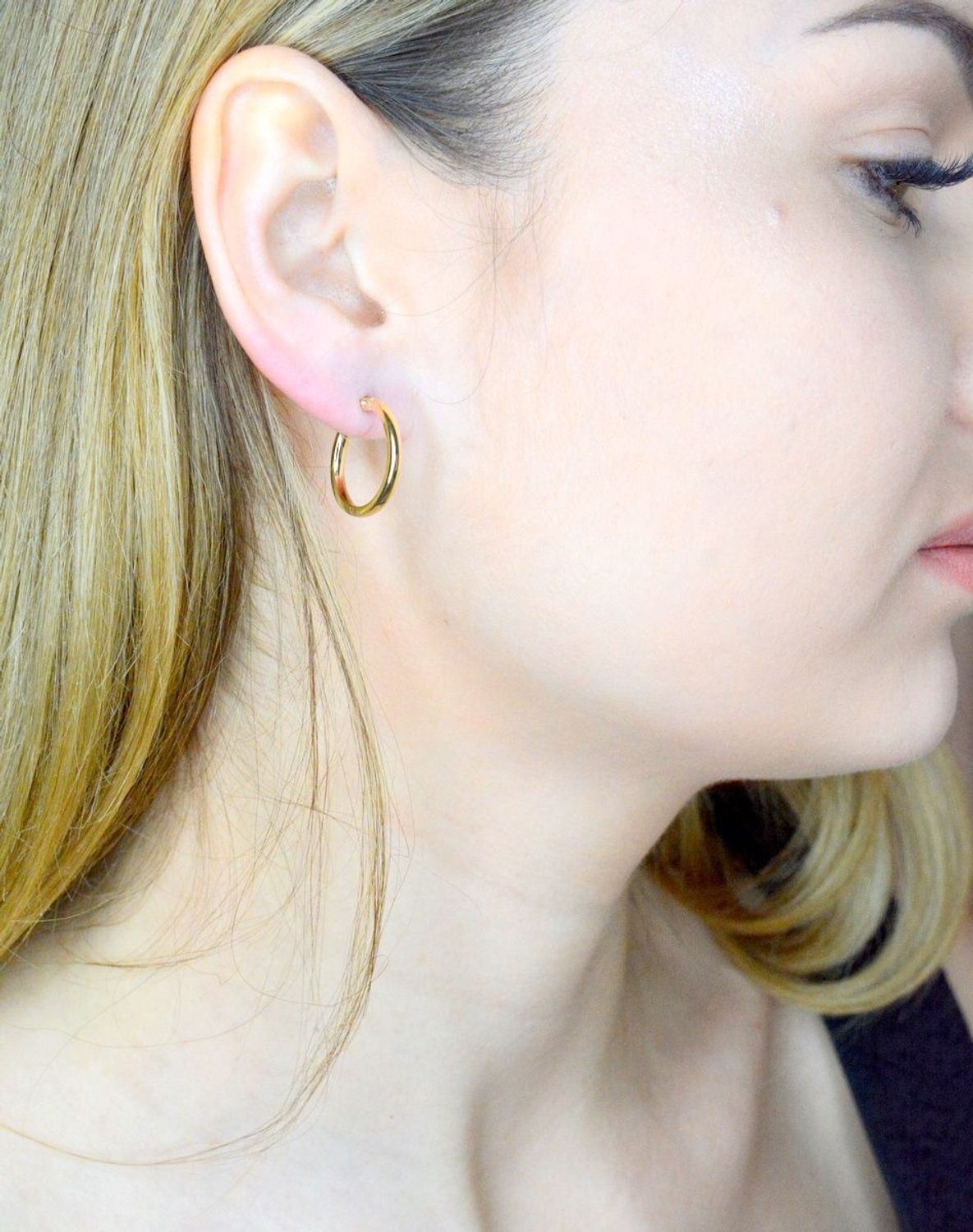 Złote kolczyki kółeczka 585 średnica 18 mm DIA-KLC-9742-585. Złote kolczyki gładkie koła wykonane z 14 karatowego żółtego złota. Biżuteria o ponadczasowym wzorze, która będzie idealnym prezentem. Gładkie kolczyki koła to klasyczny .jpg