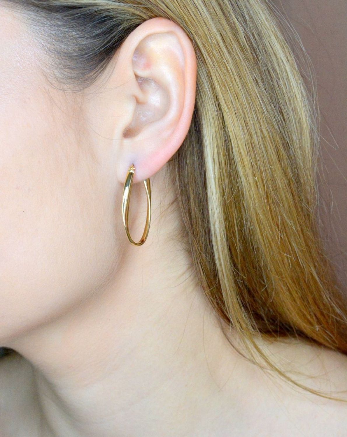 Złote kolczyki 585 duże owalne Królowe życia DIA-KLC-9743-585. Efektowne złote kolczyki to jeden z ulubionych współczesnych motywów jubilerskich. Biżuteria, która przyciąga wzrok i zachwyca jakością wykonania. Kolczyki składają się.jpg