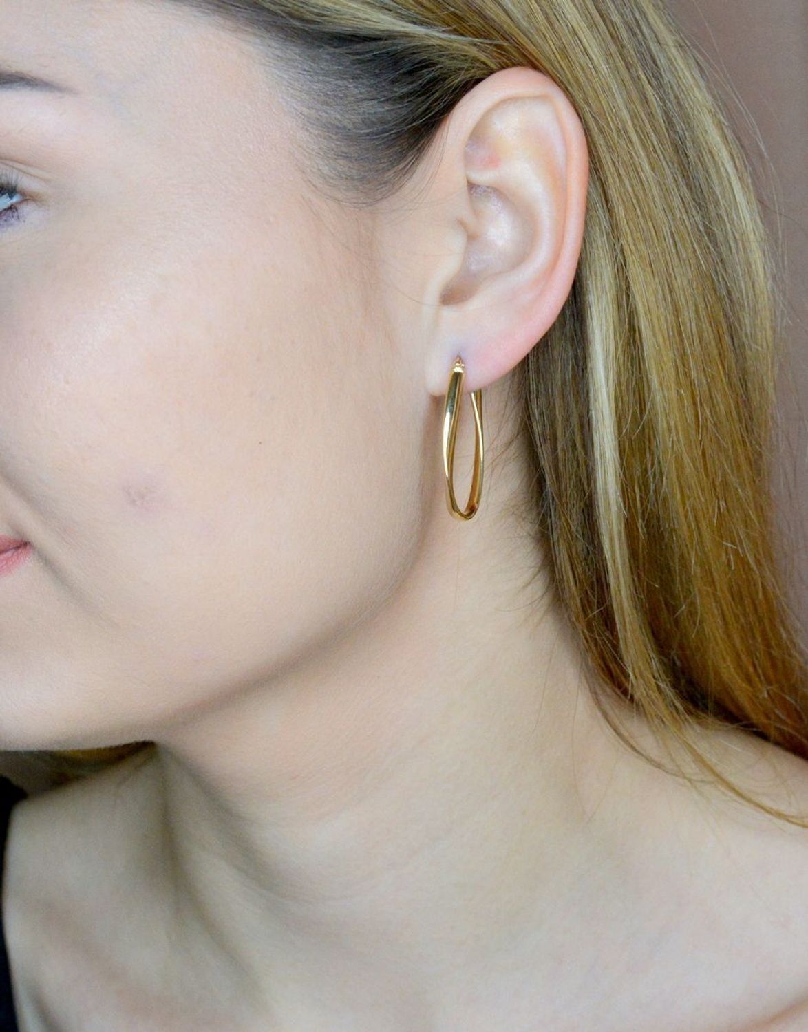 Złote kolczyki 585 duże owalne Królowe życia DIA-KLC-9743-585. Efektowne złote kolczyki to jeden z ulubionych współczesnych motywów jubilerskich. Biżuteria, która przyciąga wzrok i zachwyca jakością wykonania. Kolczyki składają się.jpg