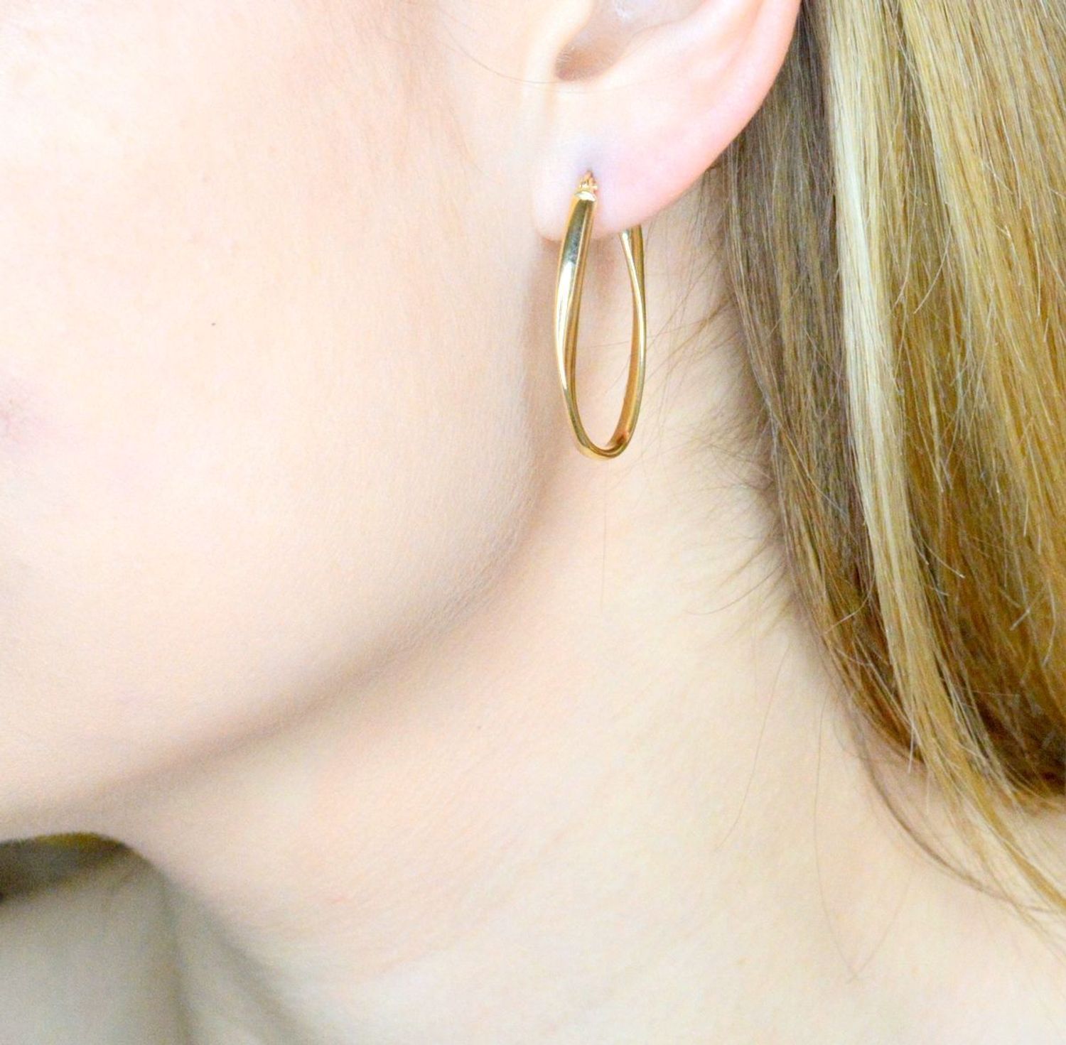 Złote kolczyki 585 duże owalne Królowe życia DIA-KLC-9743-585. Efektowne złote kolczyki to jeden z ulubionych współczesnych motywów jubilerskich. Biżuteria, która przyciąga wzrok i zachwyca jakością wykonania. Kolczyki składają się.jpg