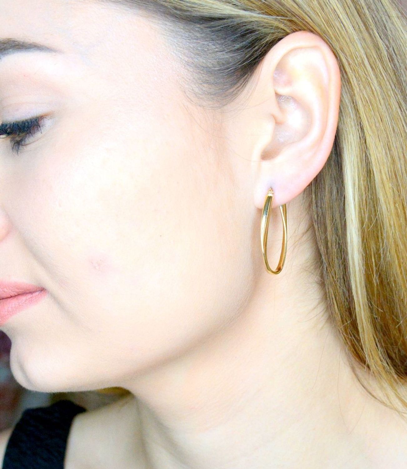 Złote kolczyki 585 duże owalne Królowe życia DIA-KLC-9743-585. Efektowne złote kolczyki to jeden z ulubionych współczesnych motywów jubilerskich. Biżuteria, która przyciąga wzrok i zachwyca jakością wykonania. Kolczyki składają się.jpg