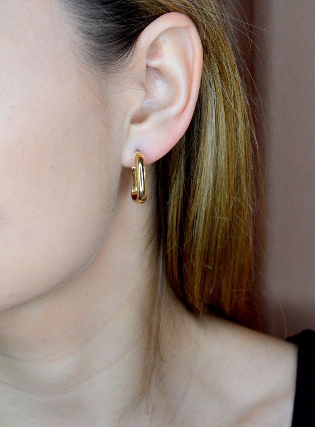 Złote kolczyki 585 gładkie klasyczne kwadraty DIA-KLC-9744-585. Kolczyki składają się z geometrycznego kwadratowego kształtu. Kolczyki wykonane zostały z żółtego złota. Eleganckie klasyczne kolczyki kwadraty, idealne na prezent (1).jpg