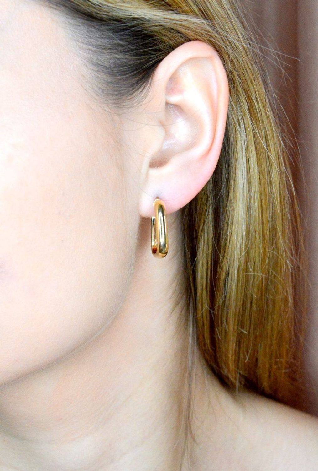 Złote kolczyki 585 gładkie klasyczne kwadraty DIA-KLC-9744-585. Kolczyki składają się z geometrycznego kwadratowego kształtu. Kolczyki wykonane zostały z żółtego złota. Eleganckie klasyczne kolczyki kwadraty, idealne na prezent (1).jpg