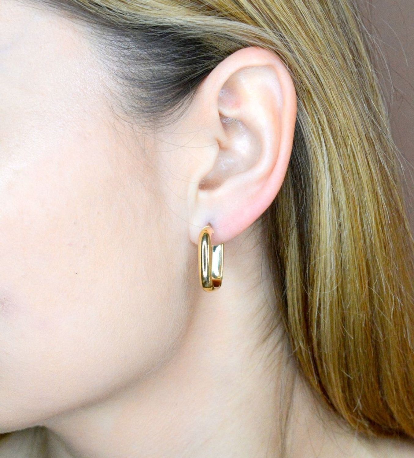 Złote kolczyki 585 gładkie klasyczne kwadraty DIA-KLC-9744-585. Kolczyki składają się z geometrycznego kwadratowego kształtu. Kolczyki wykonane zostały z żółtego złota. Eleganckie klasyczne kolczyki kwadraty, idealne na prezent (1).jpg