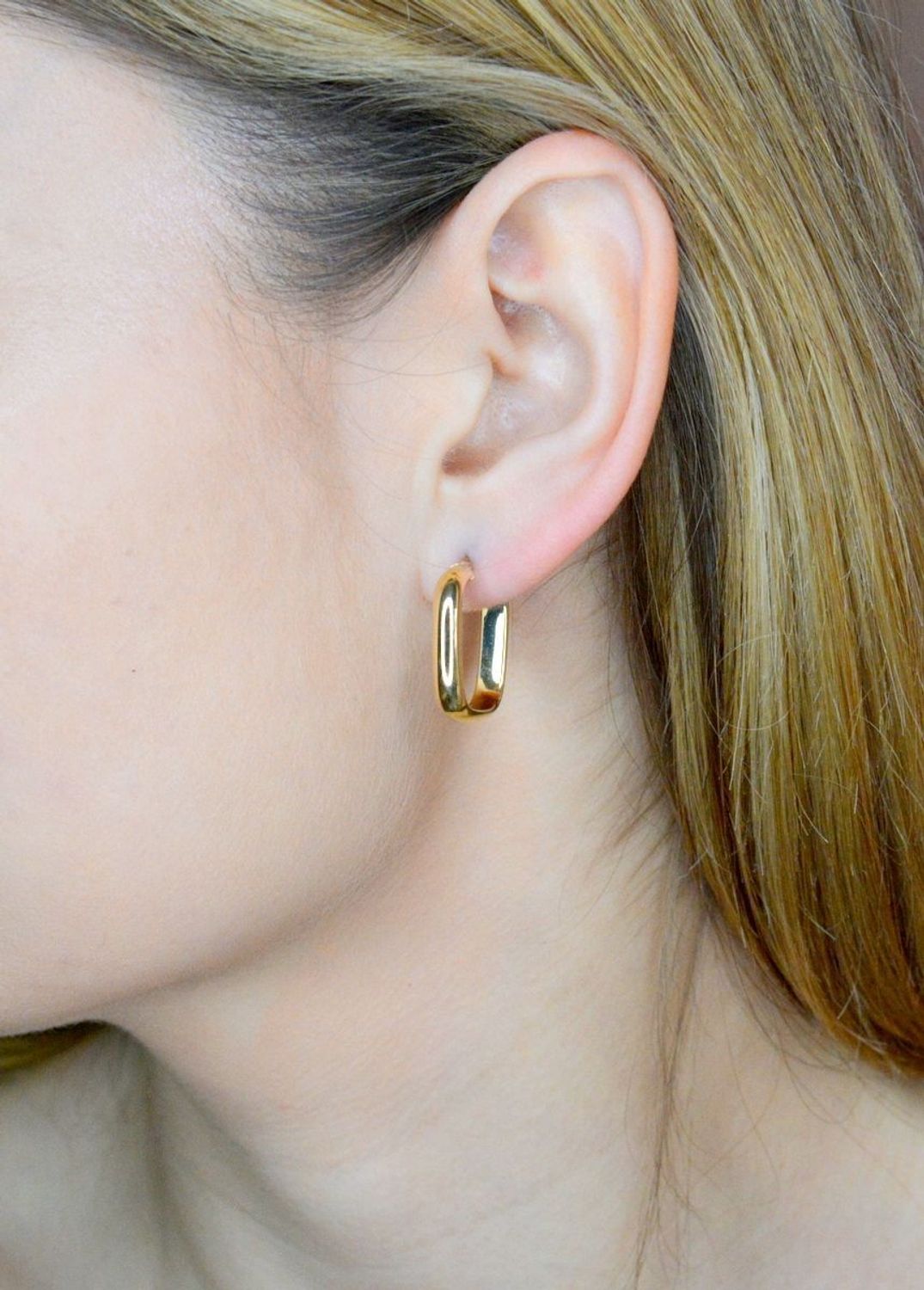 Złote kolczyki 585 gładkie klasyczne kwadraty DIA-KLC-9744-585. Kolczyki składają się z geometrycznego kwadratowego kształtu. Kolczyki wykonane zostały z żółtego złota. Eleganckie klasyczne kolczyki kwadraty, idealne na prezent (1).jpg