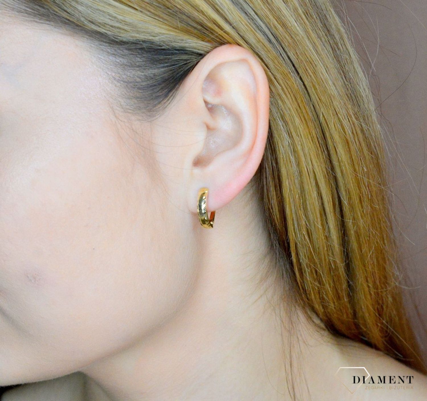 Złote kolczyki 585 angielskie z grawerowaniem DIA-KLC-9745-585.  Złote kolczyki wykonane z najwyższej jakości żółtego złota, próba 585, waga około 1,49 gram. Kolczyki w minimalistycznym stylu, wpisujące się w obecne trendy modowe..jpg
