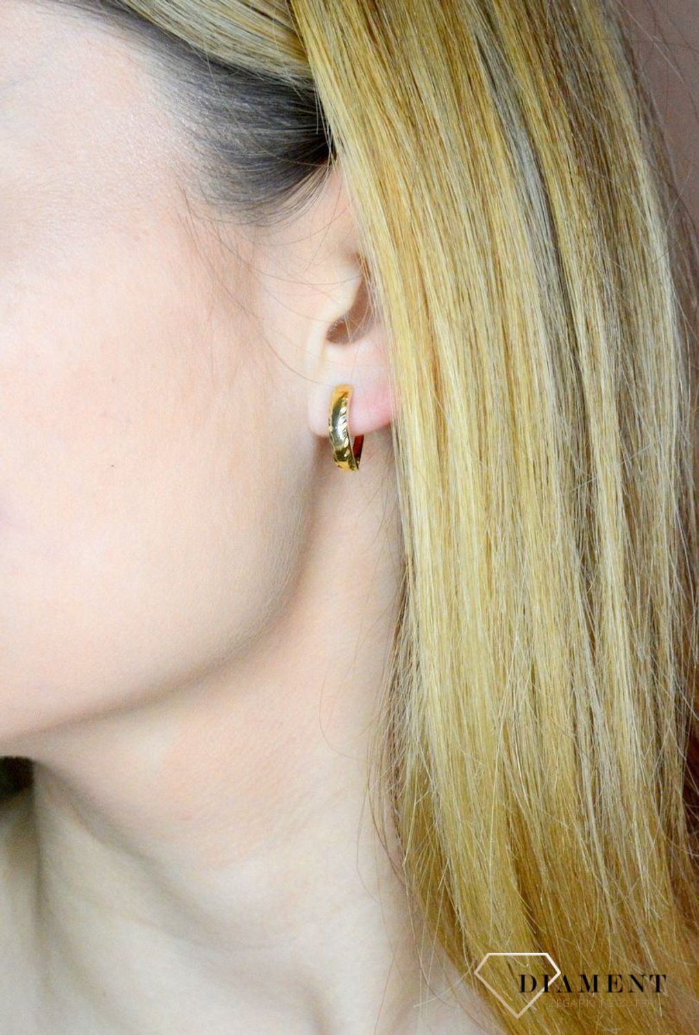 Złote kolczyki 585 angielskie z grawerowaniem DIA-KLC-9745-585.  Złote kolczyki wykonane z najwyższej jakości żółtego złota, próba 585, waga około 1,49 gram. Kolczyki w minimalistycznym stylu, wpisujące się w obecne trendy modowe..jpg