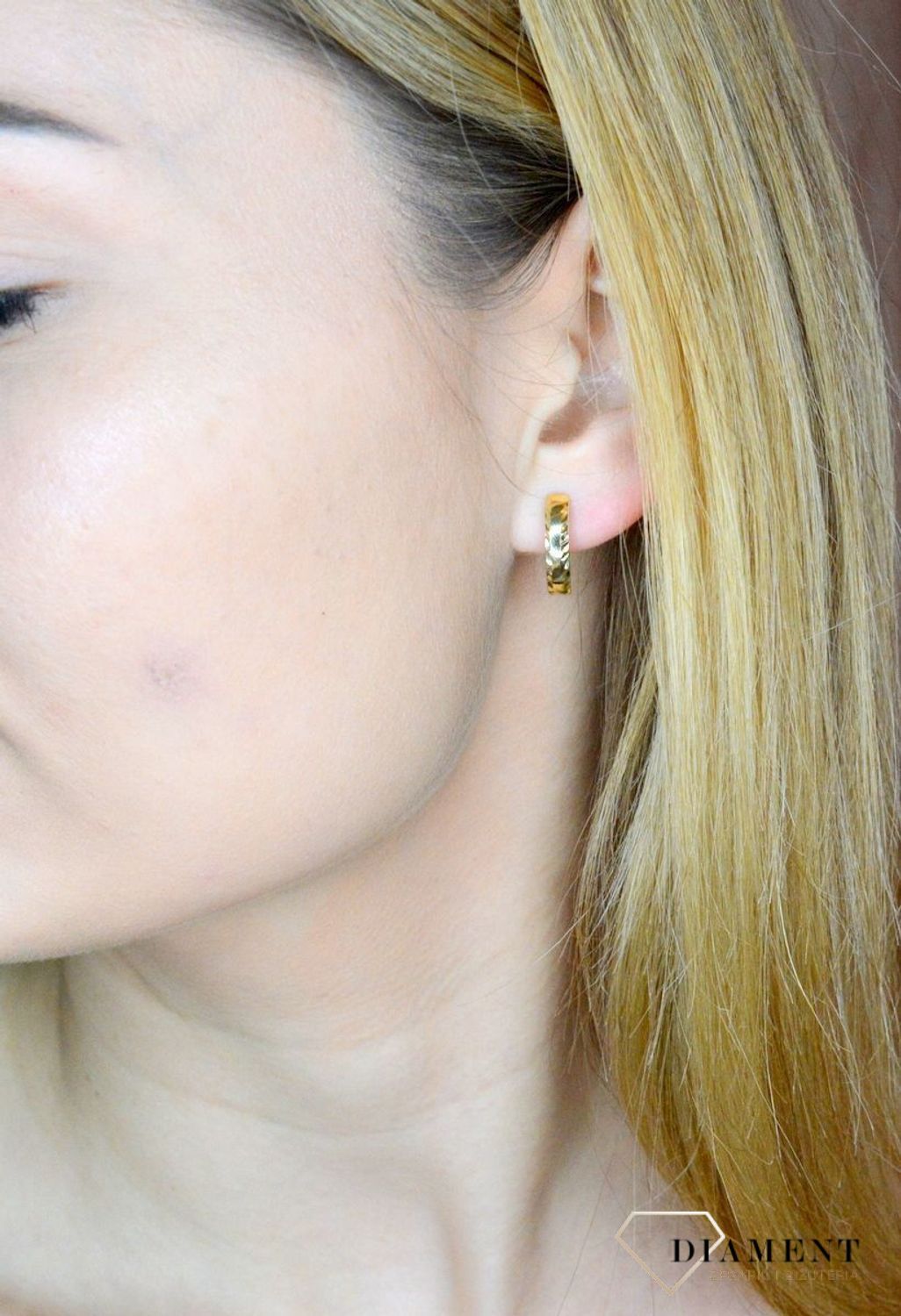 Złote kolczyki 585 angielskie z grawerowaniem DIA-KLC-9745-585.  Złote kolczyki wykonane z najwyższej jakości żółtego złota, próba 585, waga około 1,49 gram. Kolczyki w minimalistycznym stylu, wpisujące się w obecne trendy modowe..jpg