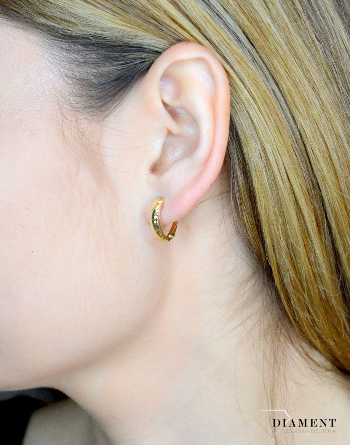 Złote kolczyki 585 angielskie z grawerowaniem DIA-KLC-9745-585.  Złote kolczyki wykonane z najwyższej jakości żółtego złota, próba 585, waga około 1,49 gram. Kolczyki w minimalistycznym stylu, wpisujące się w obecne trendy modowe..jpg