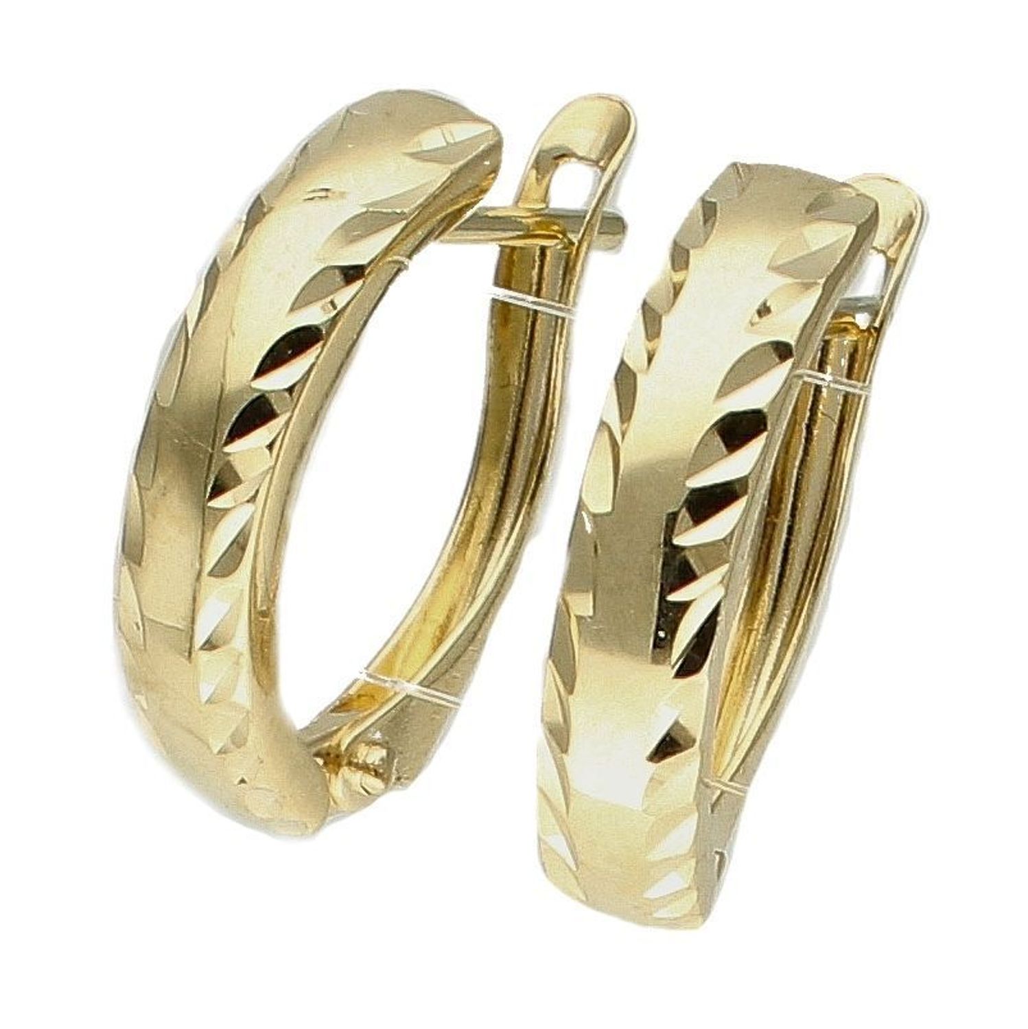 Złote kolczyki 585 angielskie z grawerowaniem DIA-KLC-9745-585.  Złote kolczyki wykonane z najwyższej jakości żółtego złota, próba 585, waga około 1,49 gram. Kolczyki w minimalistycznym stylu, wpisujące się w obecne trendy modowe..jpg