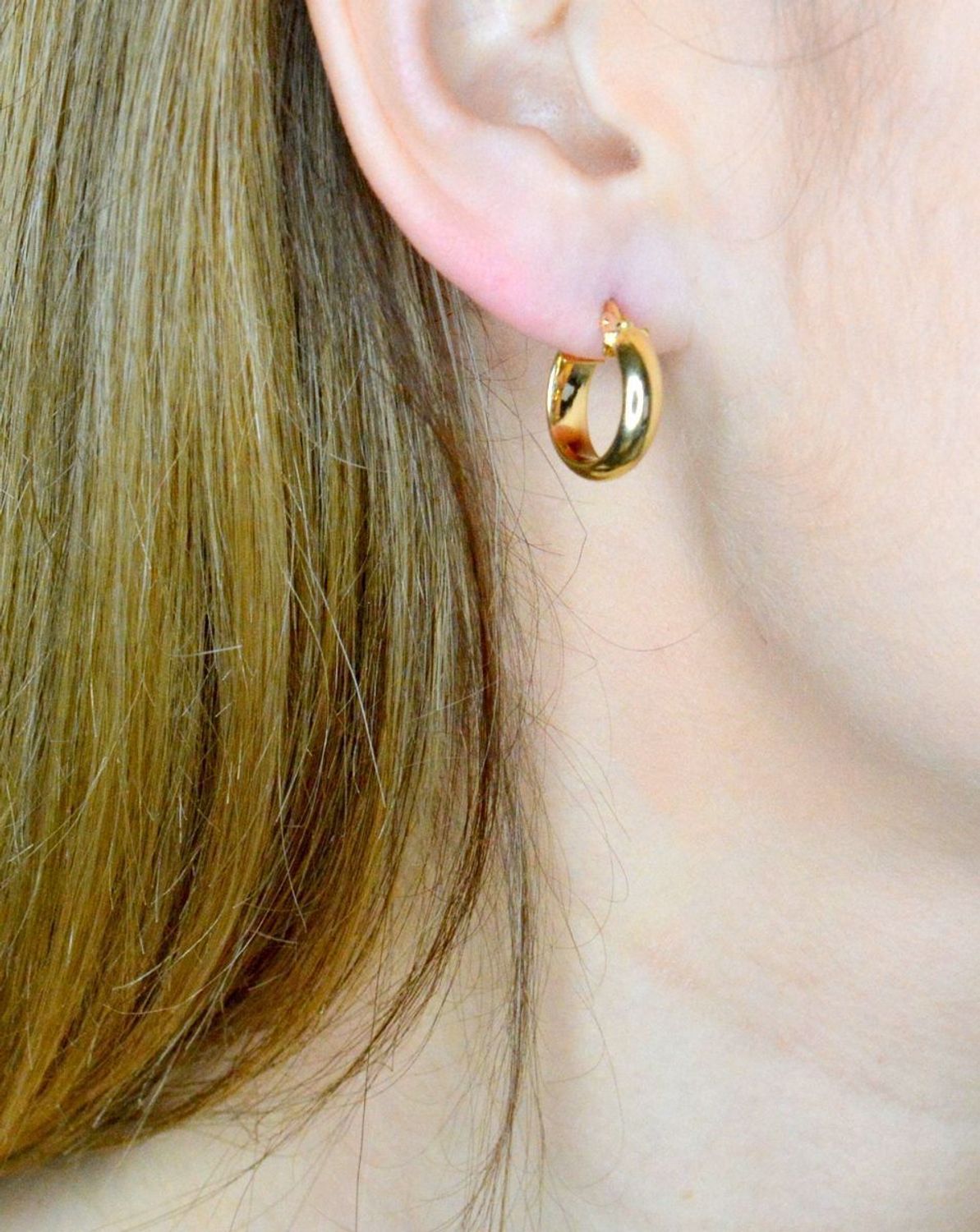 Złote kolczyki 585 gładkie klasyczne kółka DIA-KLC-9746-585.  Złote kolczyki gładkie koła wykonane z 14 karatowego żółtego złota. Biżuteria o ponadczasowym wzorze, która będzie idealnym prezentem..jpg