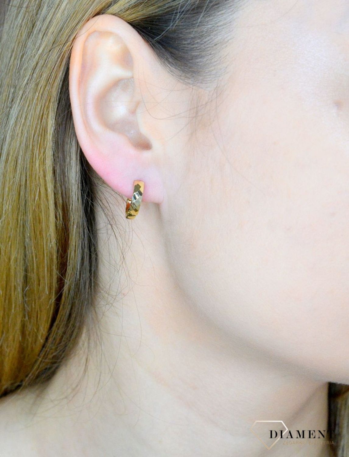 Złote kolczyki 585 kółeczka z ozdobnym grawerowaniem DIA-KLC-9747-585.  Uniwersalne złote, gładkie kolczyki próby 585 z motywem koła można skompletować z naszyjnikiem lub bransoletką, aby tworzyć wyjątkowe zestawy - idealne do różnyc (1).jpg