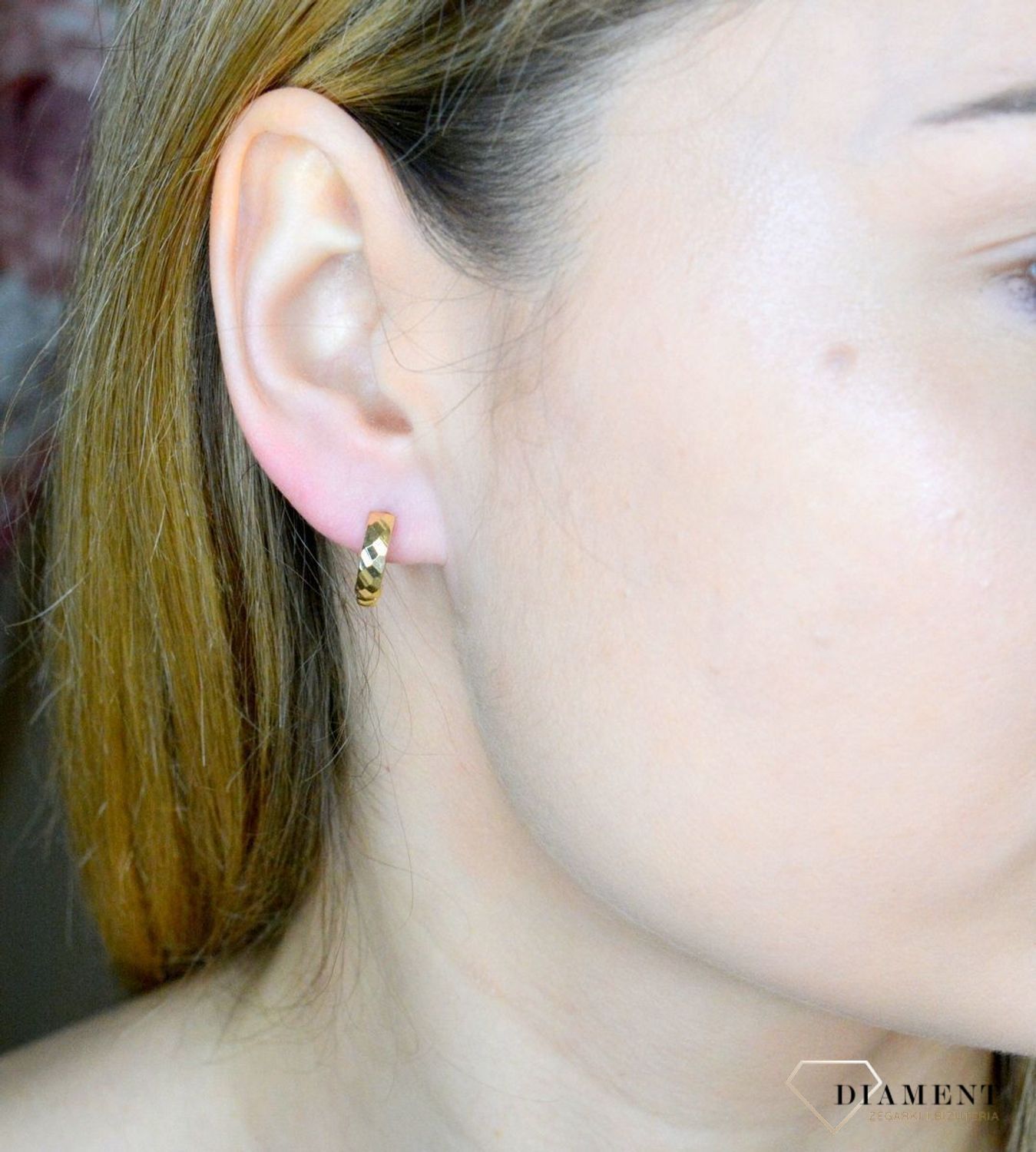 Złote kolczyki 585 kółeczka z ozdobnym grawerowaniem DIA-KLC-9747-585.  Uniwersalne złote, gładkie kolczyki próby 585 z motywem koła można skompletować z naszyjnikiem lub bransoletką, aby tworzyć wyjątkowe zestawy - idealne do różnyc (1).jpg