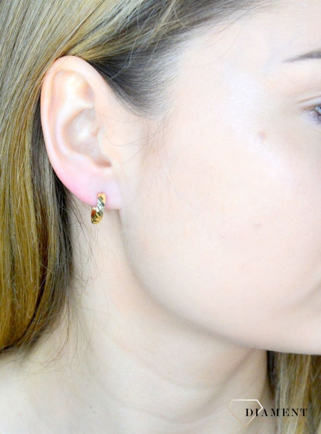 Złote kolczyki 585 kółeczka z ozdobnym grawerowaniem DIA-KLC-9747-585.  Uniwersalne złote, gładkie kolczyki próby 585 z motywem koła można skompletować z naszyjnikiem lub bransoletką, aby tworzyć wyjątkowe zestawy - idealne do różnyc (1).jpg