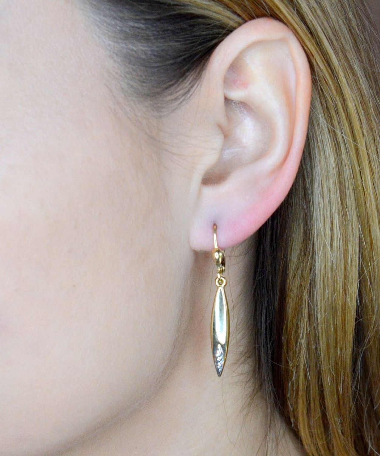 Złote kolczyki 585 wiszące sopelki DIA-KLC-9751-585. Złote kolczyki wykonane z najwyższej jakości żółtego złota, próba 585, waga około 2,11 gram. Kolczyki w minimalistycznym stylu, wpisujące się w obecne trendy modowe..jpg