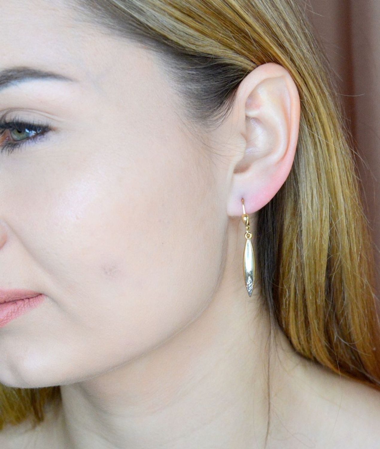 Złote kolczyki 585 wiszące sopelki DIA-KLC-9751-585. Złote kolczyki wykonane z najwyższej jakości żółtego złota, próba 585, waga około 2,11 gram. Kolczyki w minimalistycznym stylu, wpisujące się w obecne trendy modowe..jpg