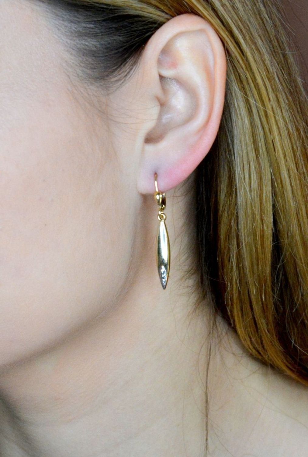 Złote kolczyki 585 wiszące sopelki DIA-KLC-9751-585. Złote kolczyki wykonane z najwyższej jakości żółtego złota, próba 585, waga około 2,11 gram. Kolczyki w minimalistycznym stylu, wpisujące się w obecne trendy modowe..jpg