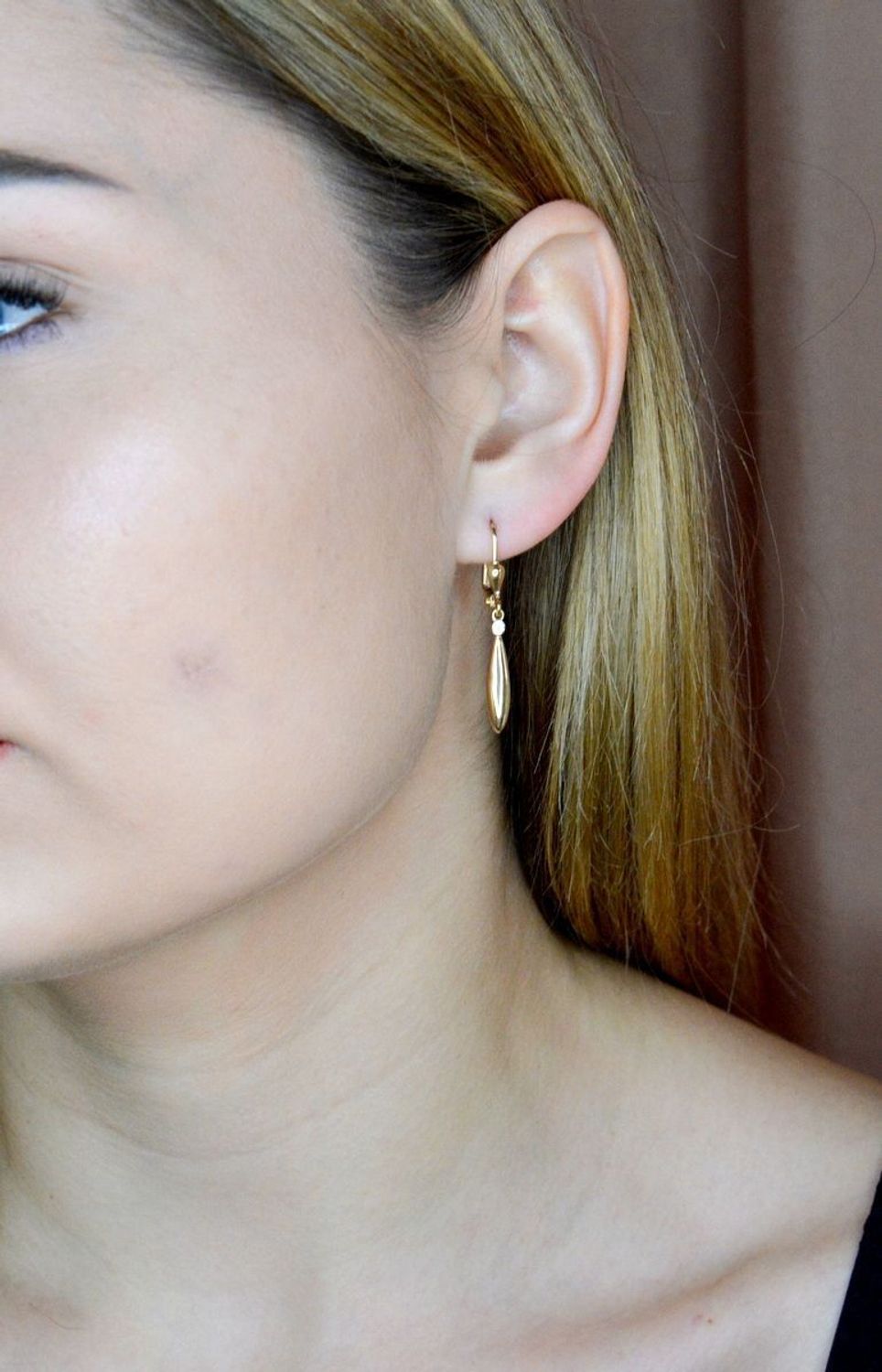 Złote kolczyki 585 wiszące delikatne sopelki DIA-KLC-9752-585. Złote kolczyki wykonane z najwyższej jakości żółtego złota, próba 585, waga około 1,89 gram. Kolczyki w minimalistycznym stylu, wpisujące się w obecne trendy modowe..jpg