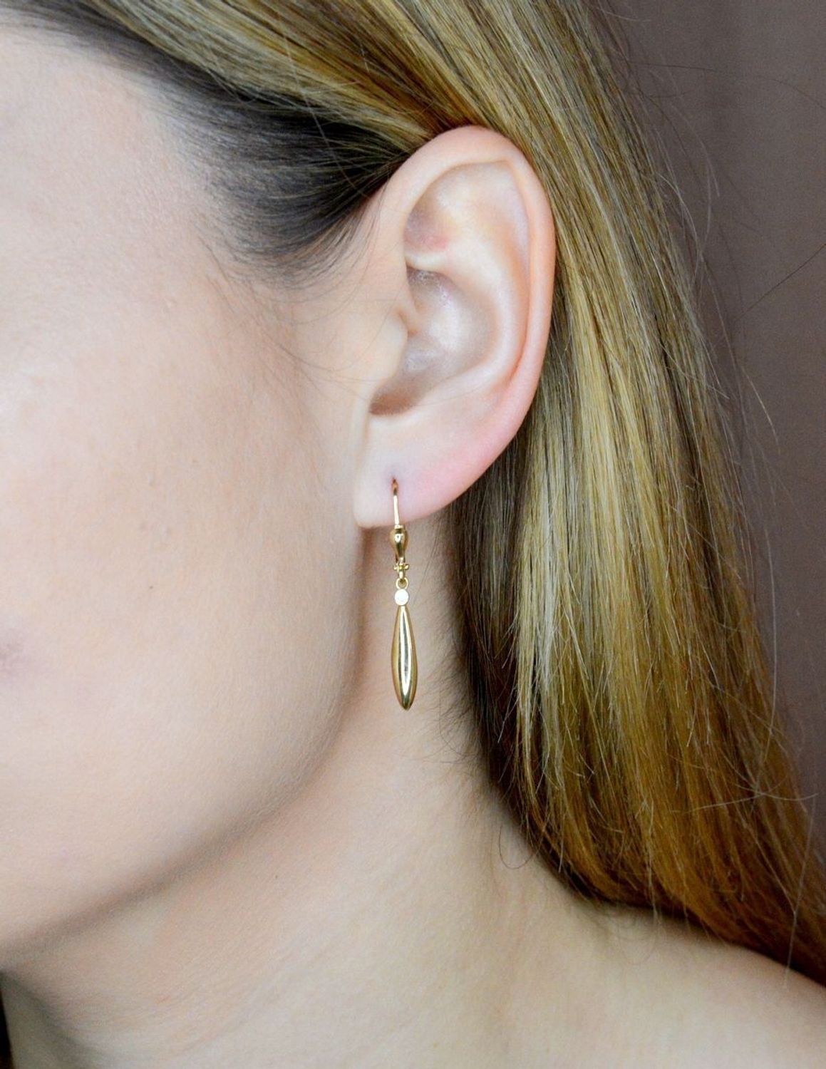 Złote kolczyki 585 wiszące delikatne sopelki DIA-KLC-9752-585. Złote kolczyki wykonane z najwyższej jakości żółtego złota, próba 585, waga około 1,89 gram. Kolczyki w minimalistycznym stylu, wpisujące się w obecne trendy modowe..jpg