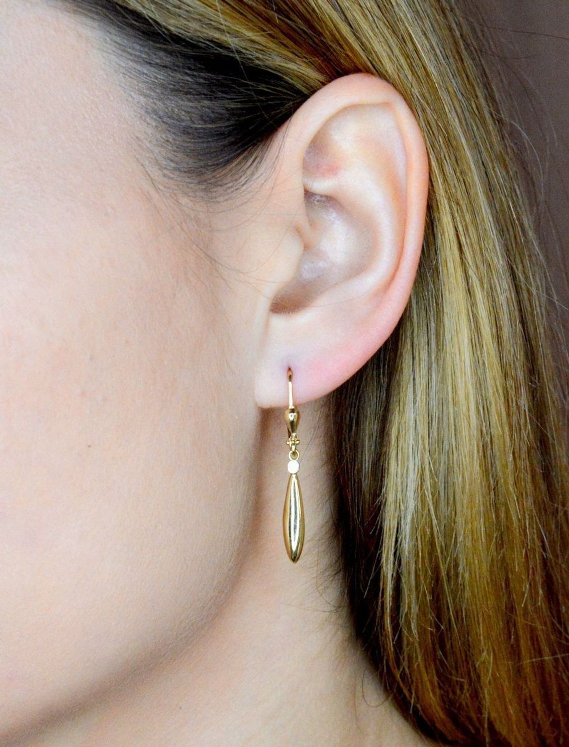 Złote kolczyki 585 wiszące delikatne sopelki DIA-KLC-9752-585. Złote kolczyki wykonane z najwyższej jakości żółtego złota, próba 585, waga około 1,89 gram. Kolczyki w minimalistycznym stylu, wpisujące się w obecne trendy modowe..jpg