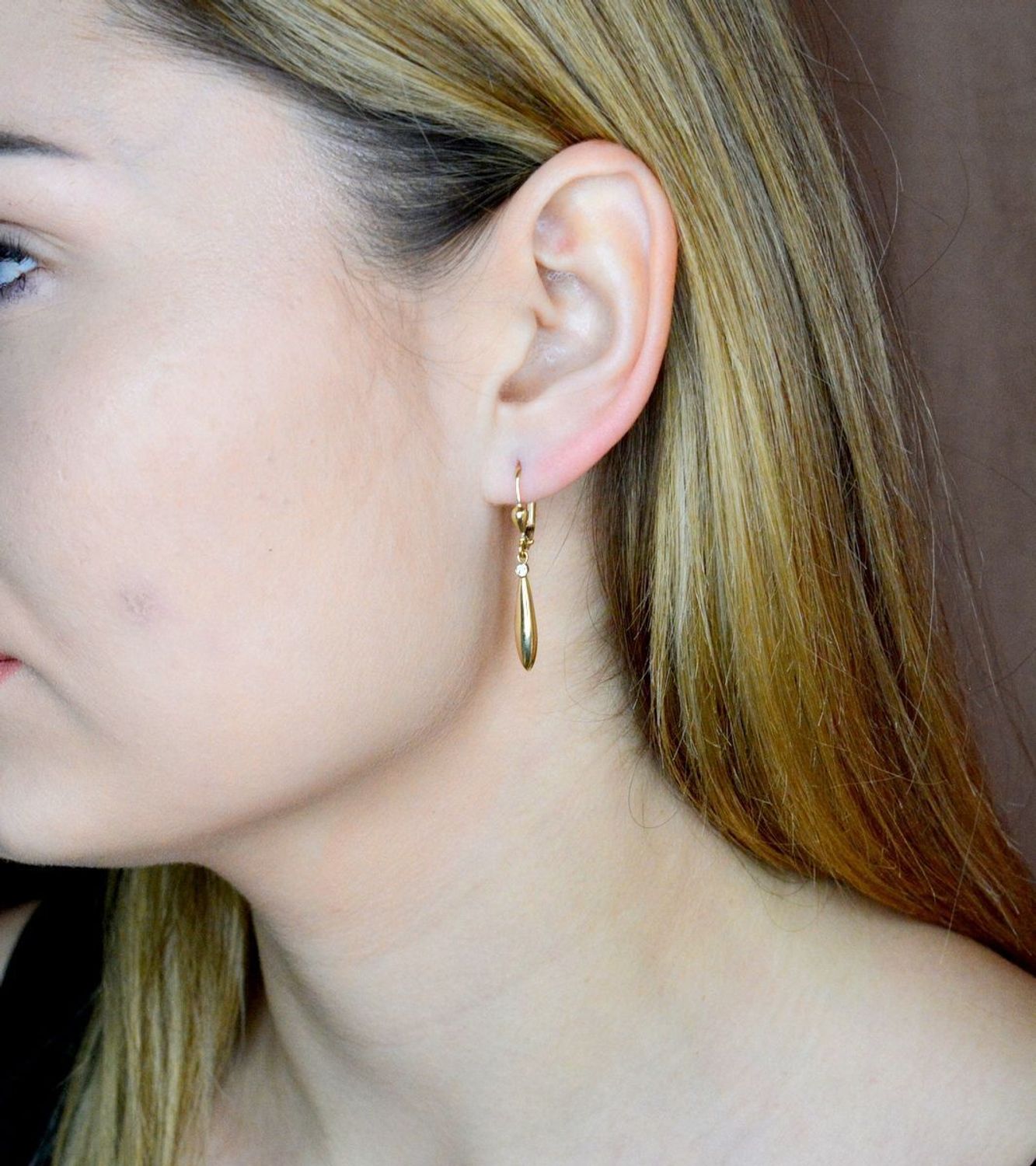 Złote kolczyki 585 wiszące delikatne sopelki DIA-KLC-9752-585. Złote kolczyki wykonane z najwyższej jakości żółtego złota, próba 585, waga około 1,89 gram. Kolczyki w minimalistycznym stylu, wpisujące się w obecne trendy modowe..jpg