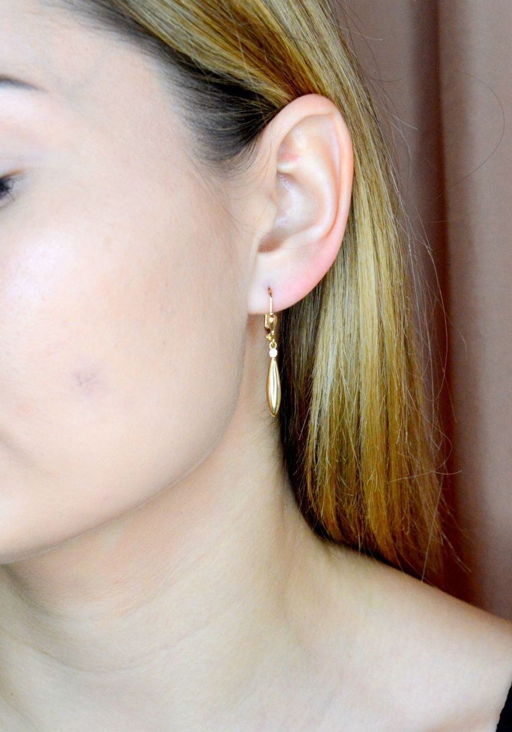 Złote kolczyki 585 wiszące delikatne sopelki DIA-KLC-9752-585. Złote kolczyki wykonane z najwyższej jakości żółtego złota, próba 585, waga około 1,89 gram. Kolczyki w minimalistycznym stylu, wpisujące się w obecne trendy modowe..jpg