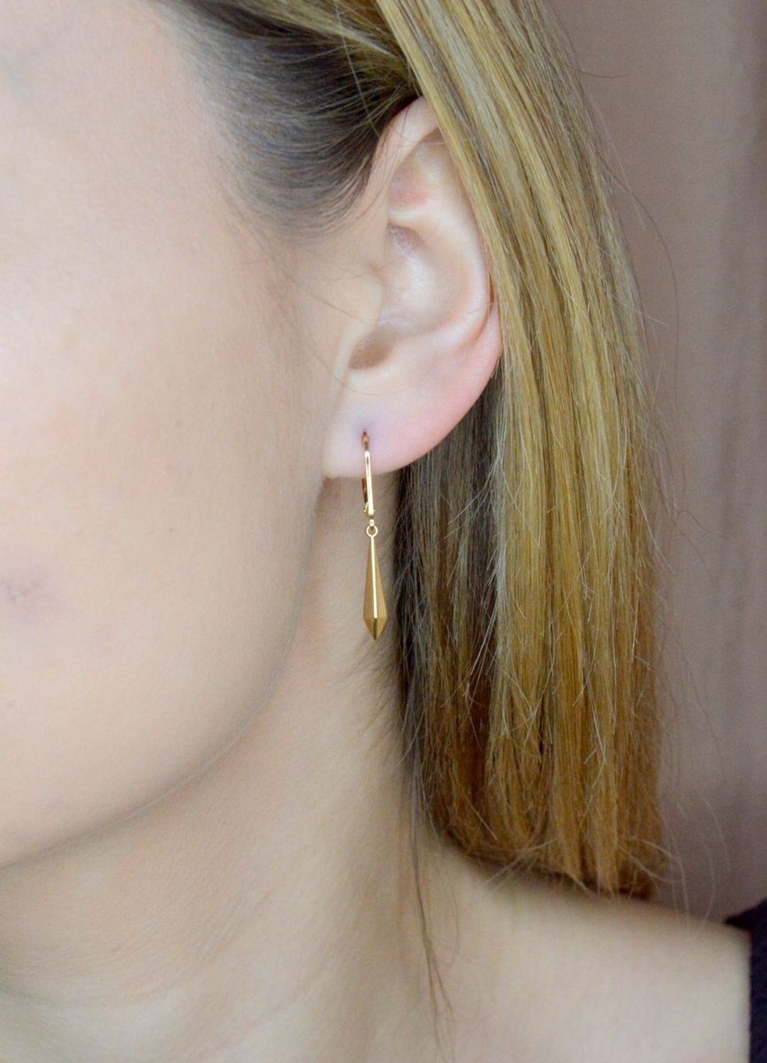 Złote kolczyki 585 wiszące kły DIA-KLC-9753-585. Złote kolczyki wykonane z najwyższej jakości żółtego złota, próba 585, waga około 1,26 gram. Kolczyki w minimalistycznym stylu, wpisujące się w obecne trendy modowe. Idealne kolczyki n.jpg