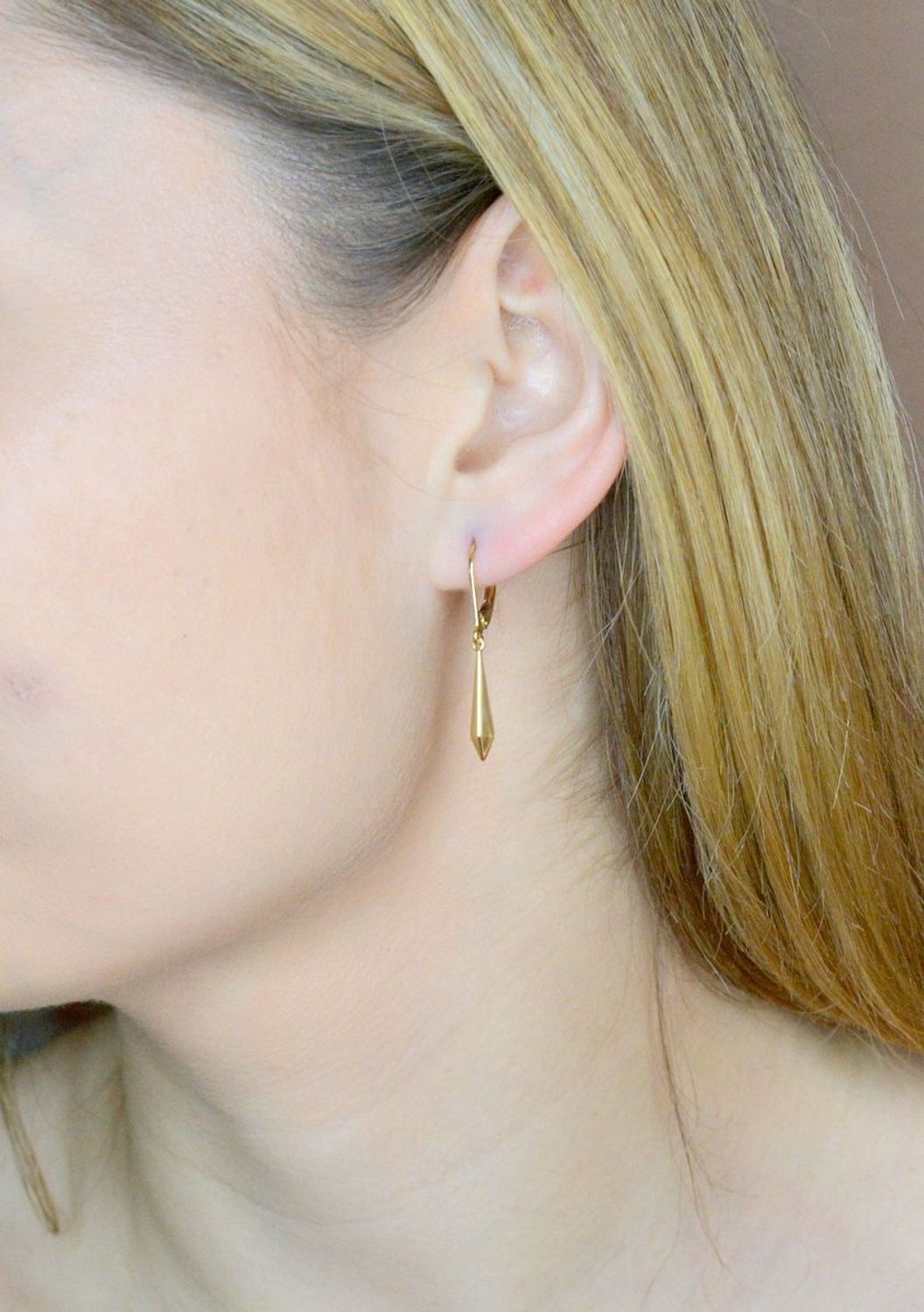 Złote kolczyki 585 wiszące kły DIA-KLC-9753-585. Złote kolczyki wykonane z najwyższej jakości żółtego złota, próba 585, waga około 1,26 gram. Kolczyki w minimalistycznym stylu, wpisujące się w obecne trendy modowe. Idealne kolczyki n.jpg